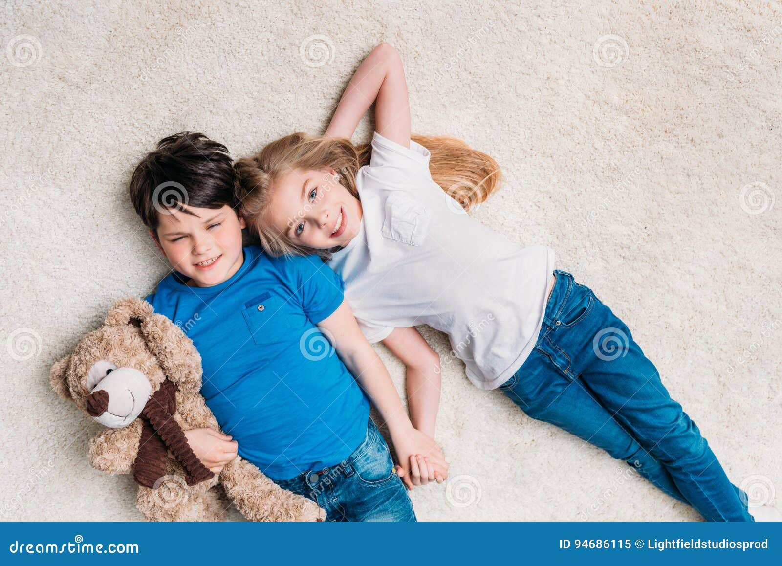 мальчик с девочкой в постели. мальчик и девочка лежат на кровати. ребенок лежит на кровати. сестры в пижамах кровать. смеющиеся малыши на кровати.