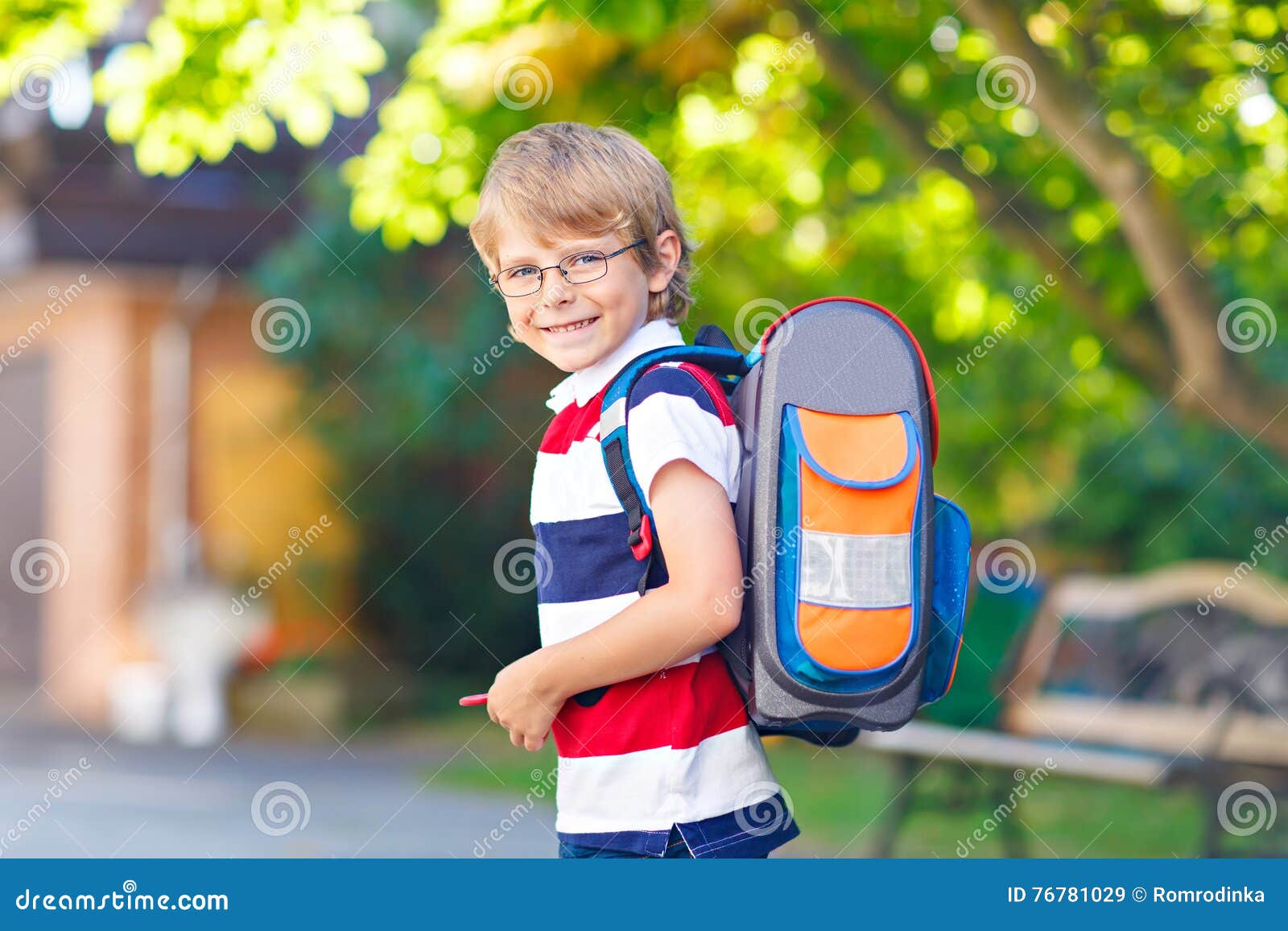 Little school children. Школьный рюкзак для мальчика. School для малышей. Школьная форма рюкзак. Little Kid with a Backpack at his first Day of School..