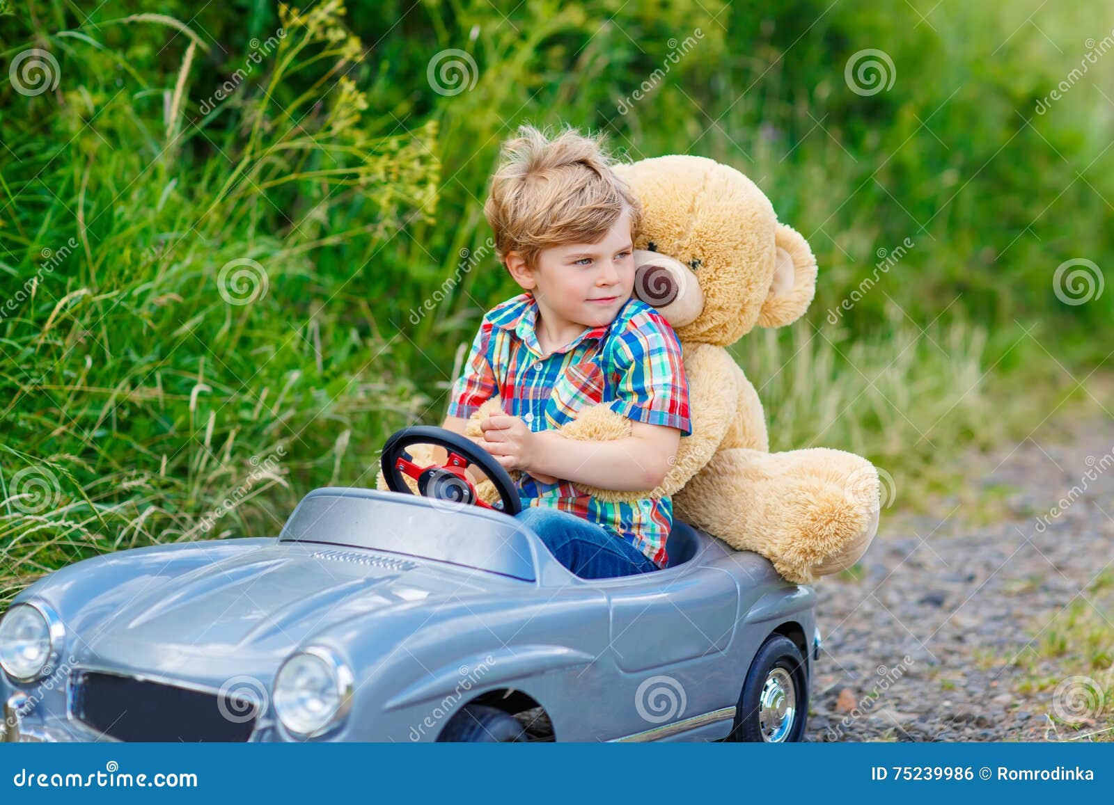 Песни мальчик на машине. Фотосессия ребенок на машине большая. Фотосессия ребенка на машинке игрушечной. Маленькие дети на фоне большой машины. Мальчик катает мишку на машине.