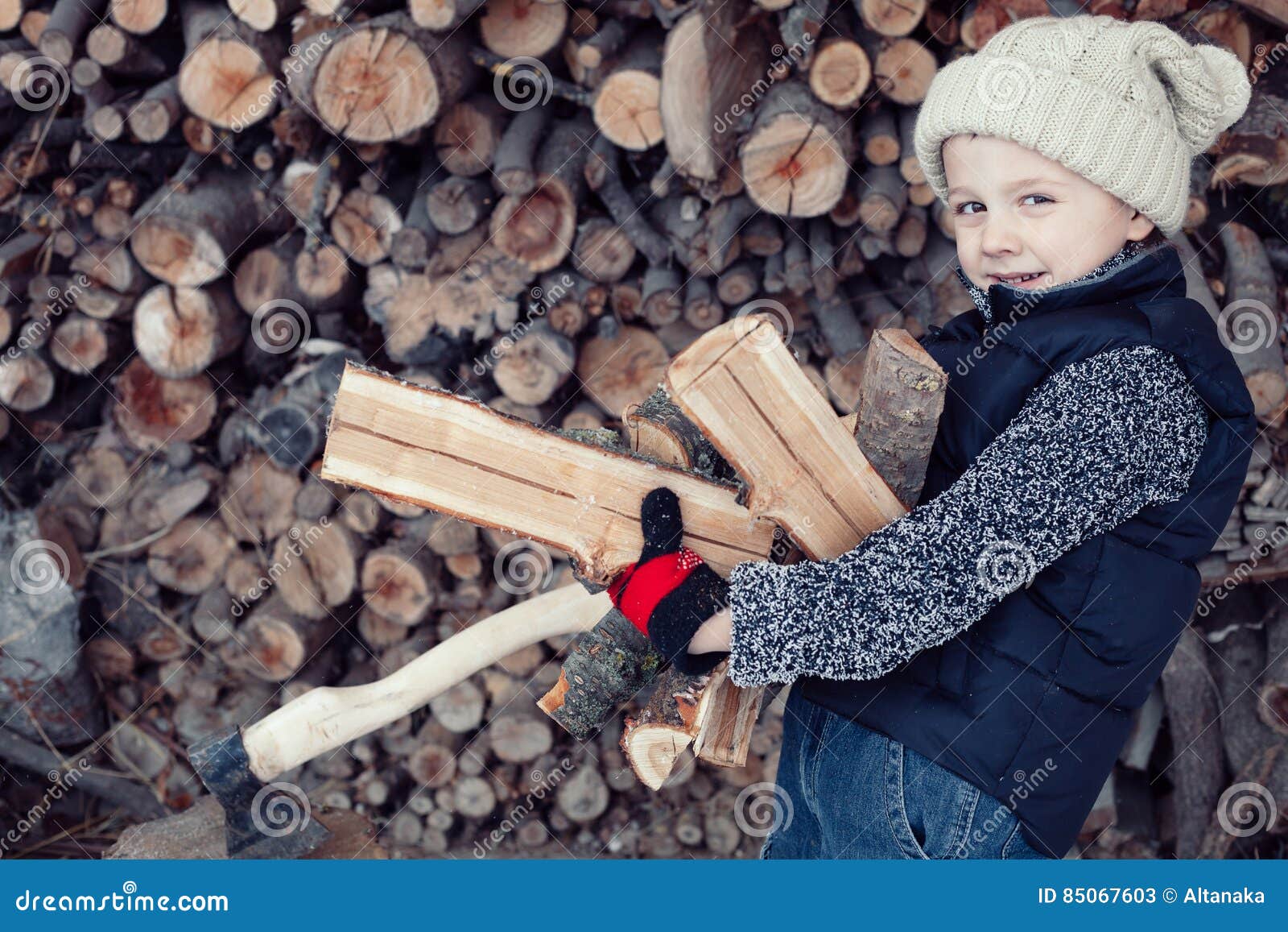Мальчика рубят. Мальчик с дровами. Детская фотосессия с дровами. Дрова для детей. Фотосессия мальчик с дровами зимой.