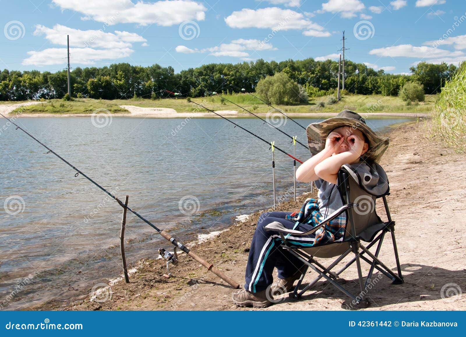 Рыбак на берегу. Рыбак сидит. Рыбак на берегу. Девочка с удочкой. Посидеть с удочками на берегу канала.