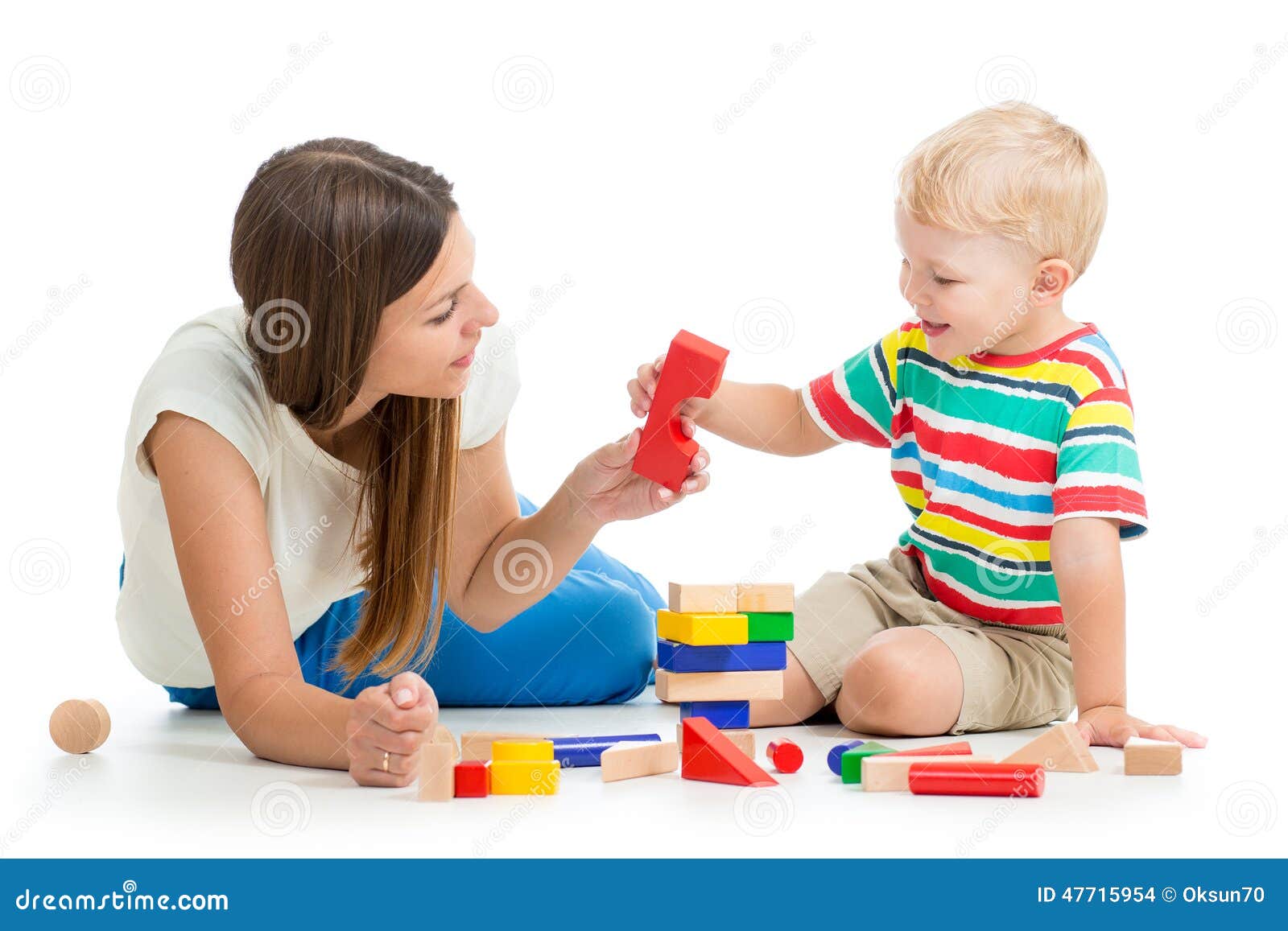 Дашь малыш игры. Мама дает ребенку игрушку. Игра мама и малыш. Мама играет с малышом. Мама и ребенок с игрушками.