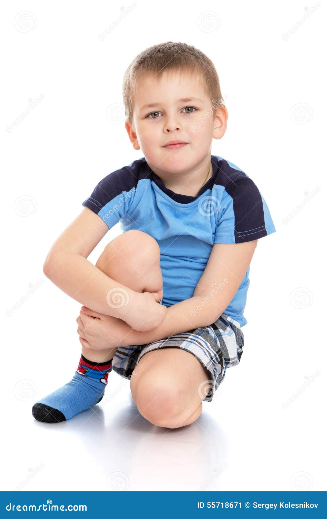 Ребенок сидит. Маленький ребенок сидит. Полугодовалый ребенок. Маленький ребенок сидит. Малыш сидит.