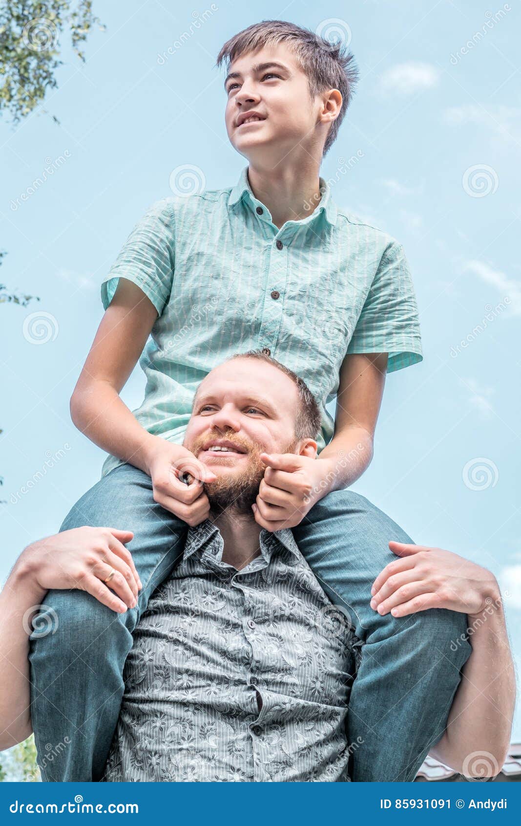 Мужчина сидит на плечах мужчины