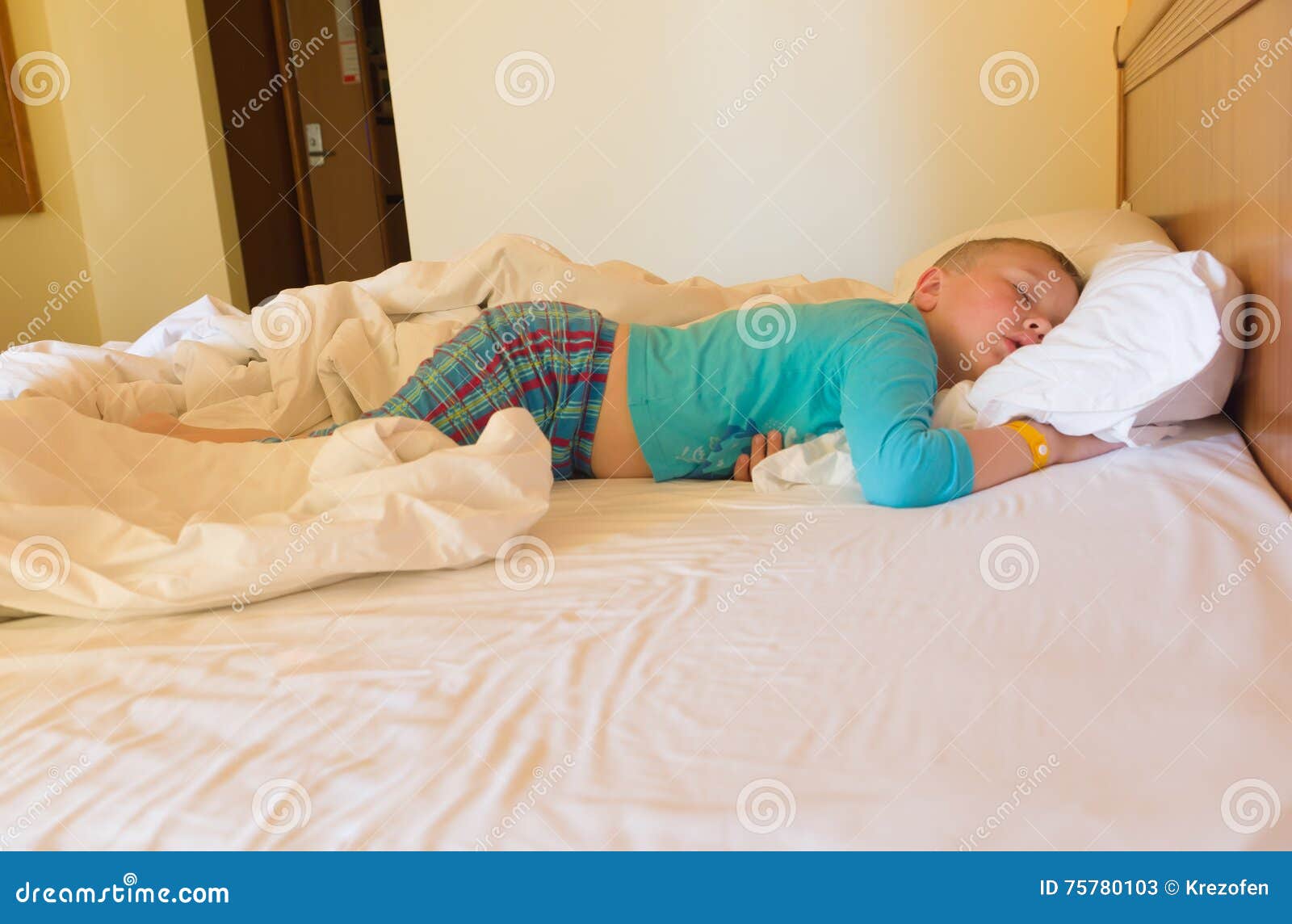 Спящему мальчику сняли трусы. Спящие мальчишки. Спящий мальчик без одеяла. Спящий ребенок в кровати.