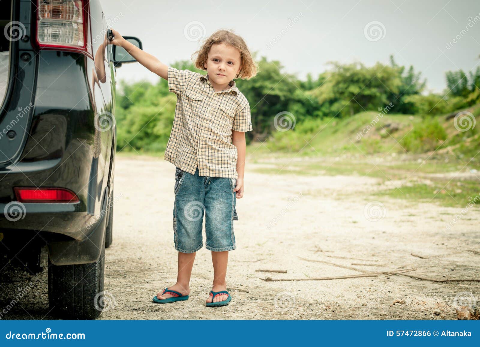 Песни мальчик на машине. Ребенок возле машины. Ребенок рядом с машиной. Маленький мальчик на фоне машины. Маленький мальчик стоит.