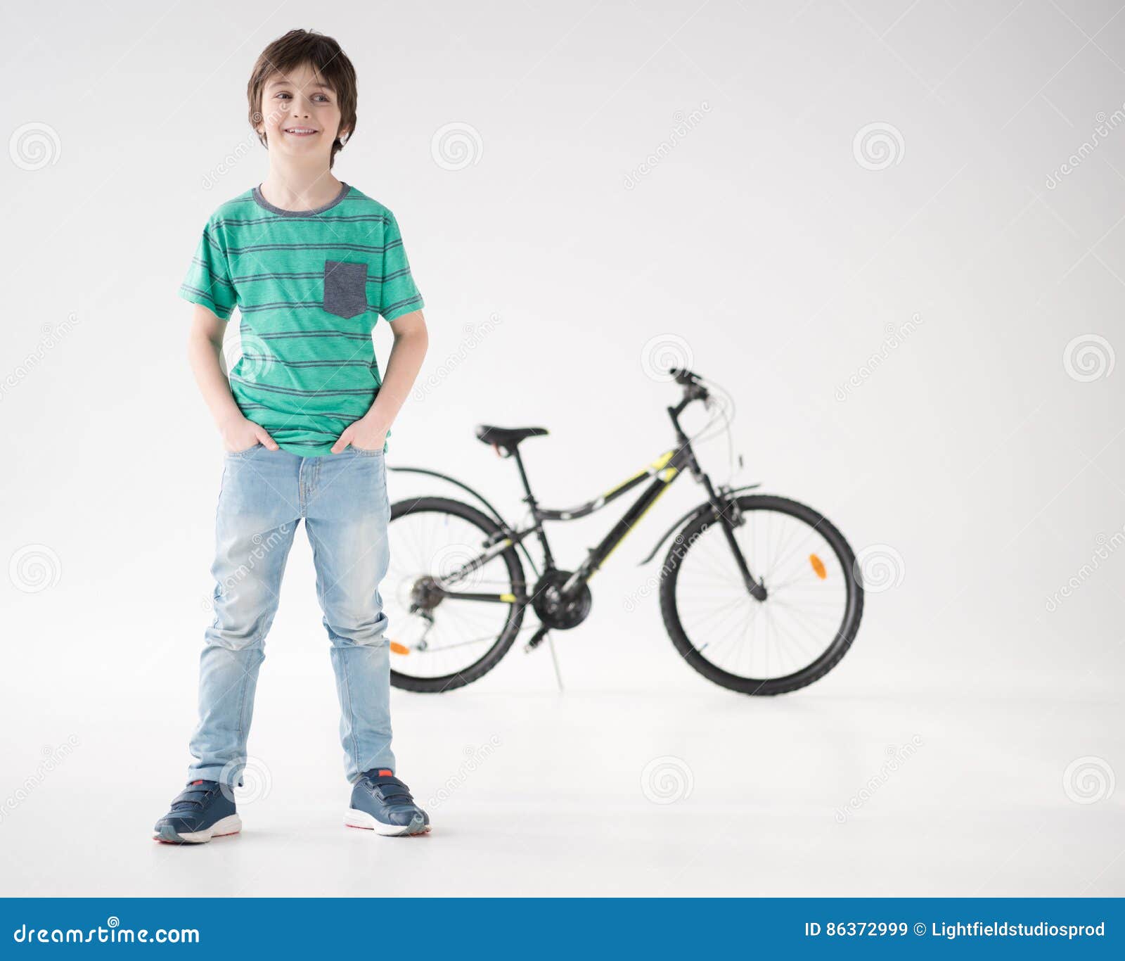 Мальчик насколько. Мальчик с велосипедом стоит. Мальчик стоя. Сколько стоит мальчик. Мальчика сколько стоит мальчик.