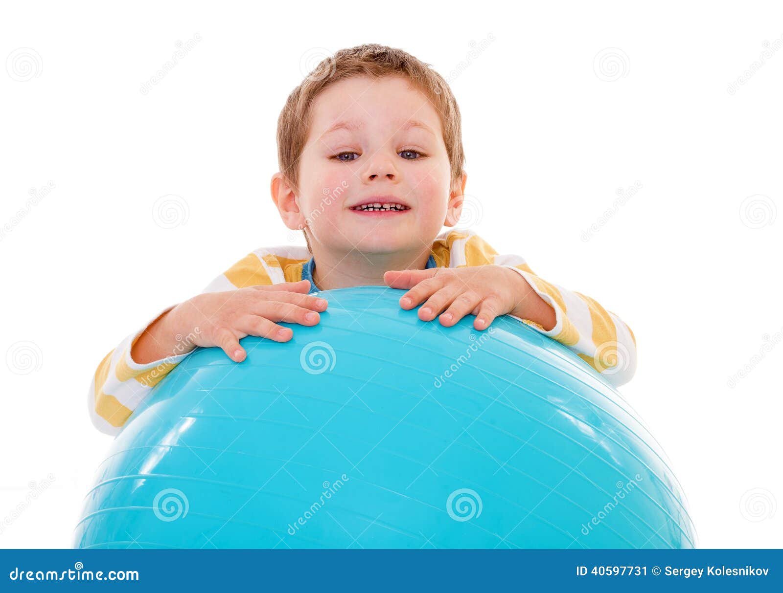 Мальчик с большим шаром. Ребенок с большим мячом. Мальчик с большим мячиком. Дети попадают в большой мяч маленьким. Фото голова ребёнка на большой мяче.