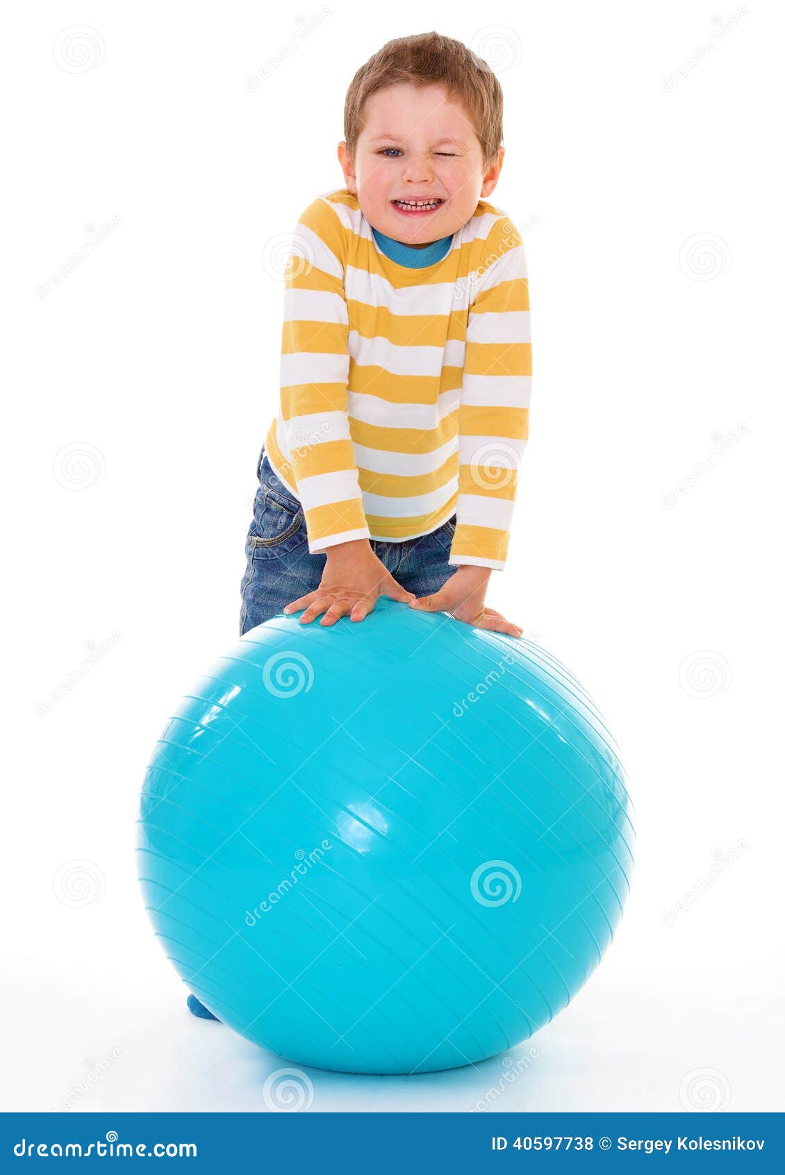 Мальчик с большим шаром. Мальчик в шаре. Мальчик и большой мяч. Огромный шар для мальчика. Мальчик в шаре фото.