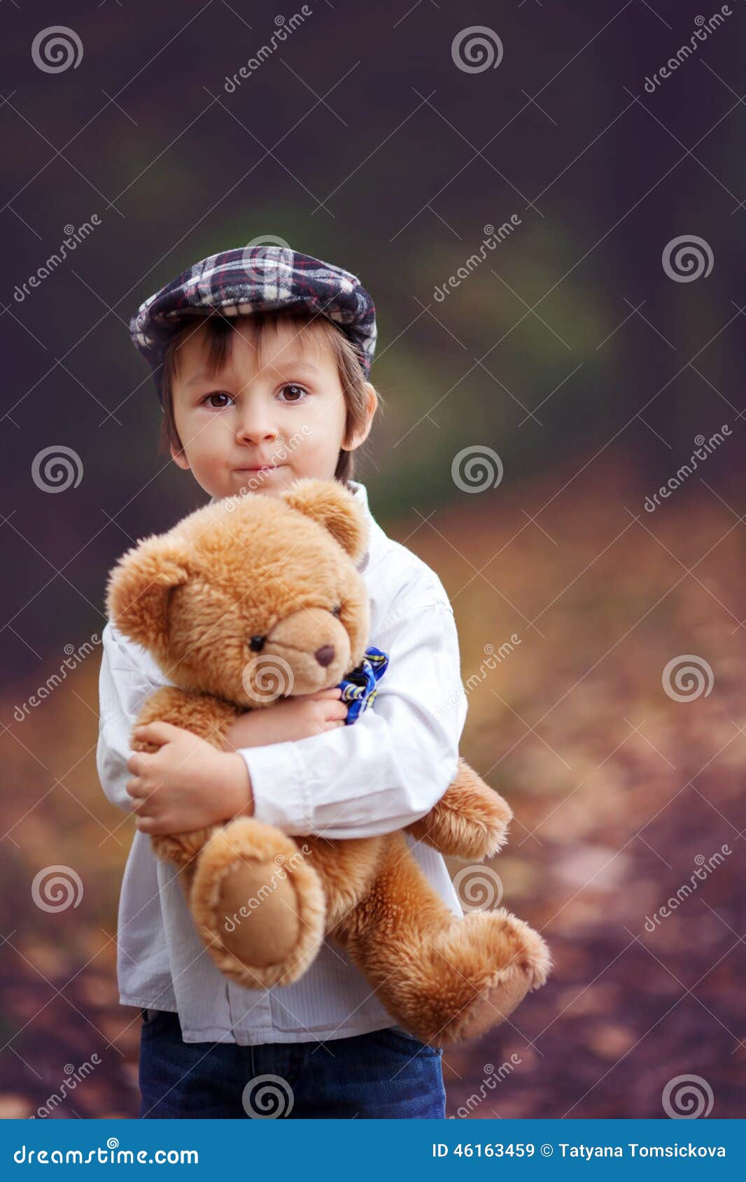Плюшевый мальчик. Мальчик с мишкой. Мальчик с медвежонком. Мальчик с плюшевым мишкой. Детская фотосессия с мягкими игрушками.