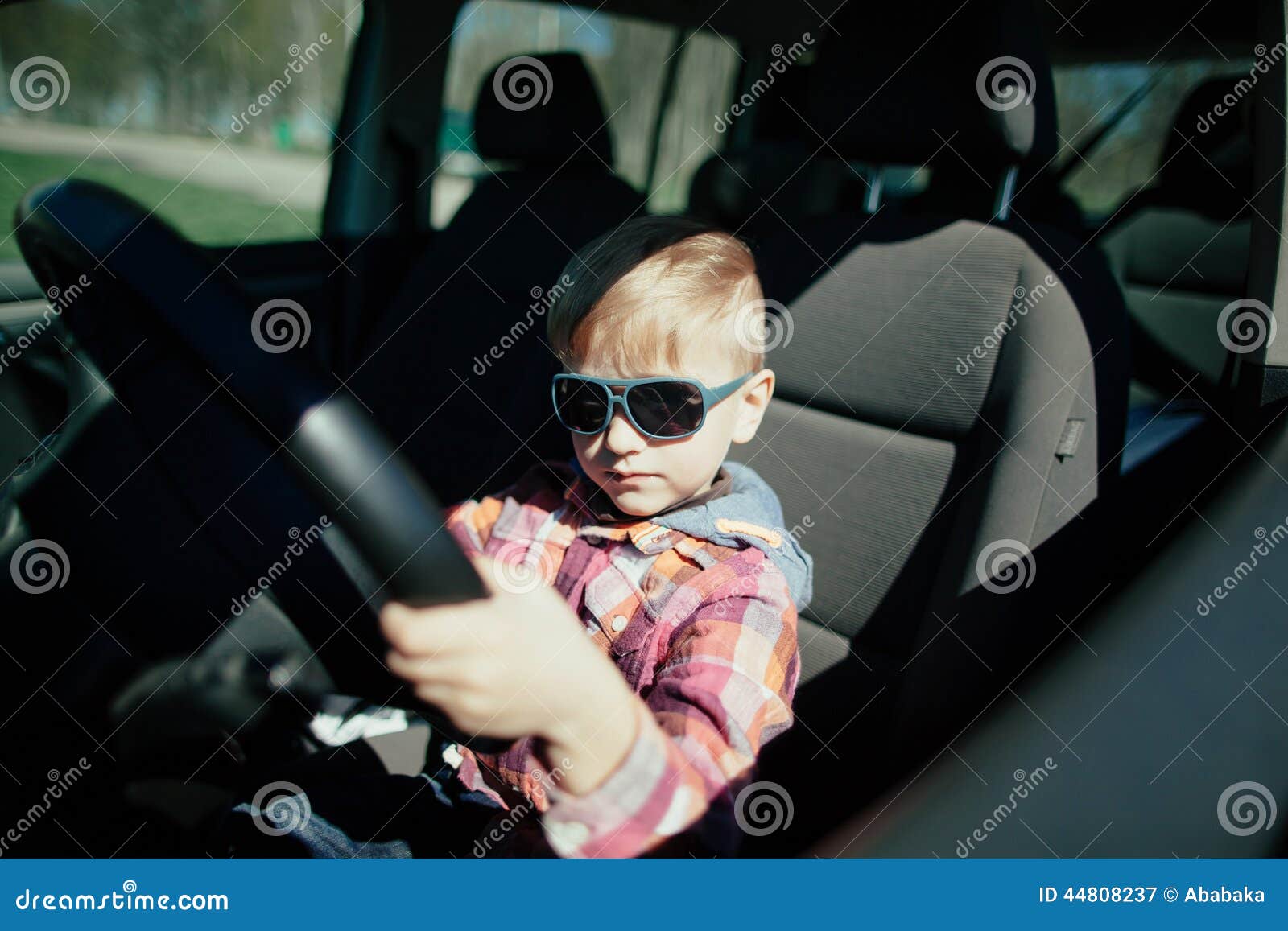 Показал машины папы. Мальчик в папиной машине. Мальчик в машине фото ведео камере. Мальчик который управляет Дашером. Как управлять мальчиком.