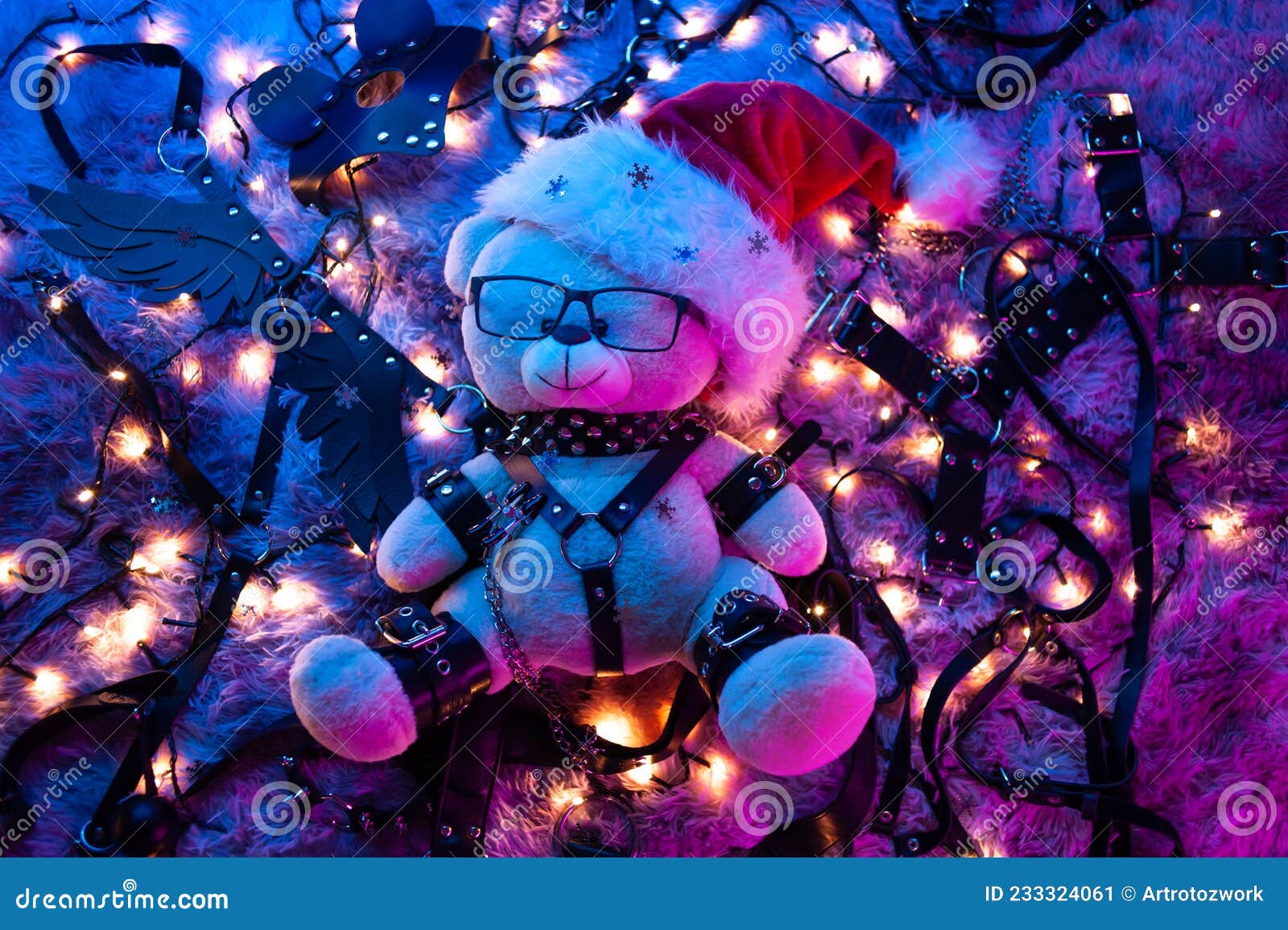 медведь в Санта Клаус шляпа это подарок на Рождество для игр Bdsm из секс-магазина в неоновом свете нового года Стоковое Изображение - изображение насчитывающей творческо, зубчик: 233324061