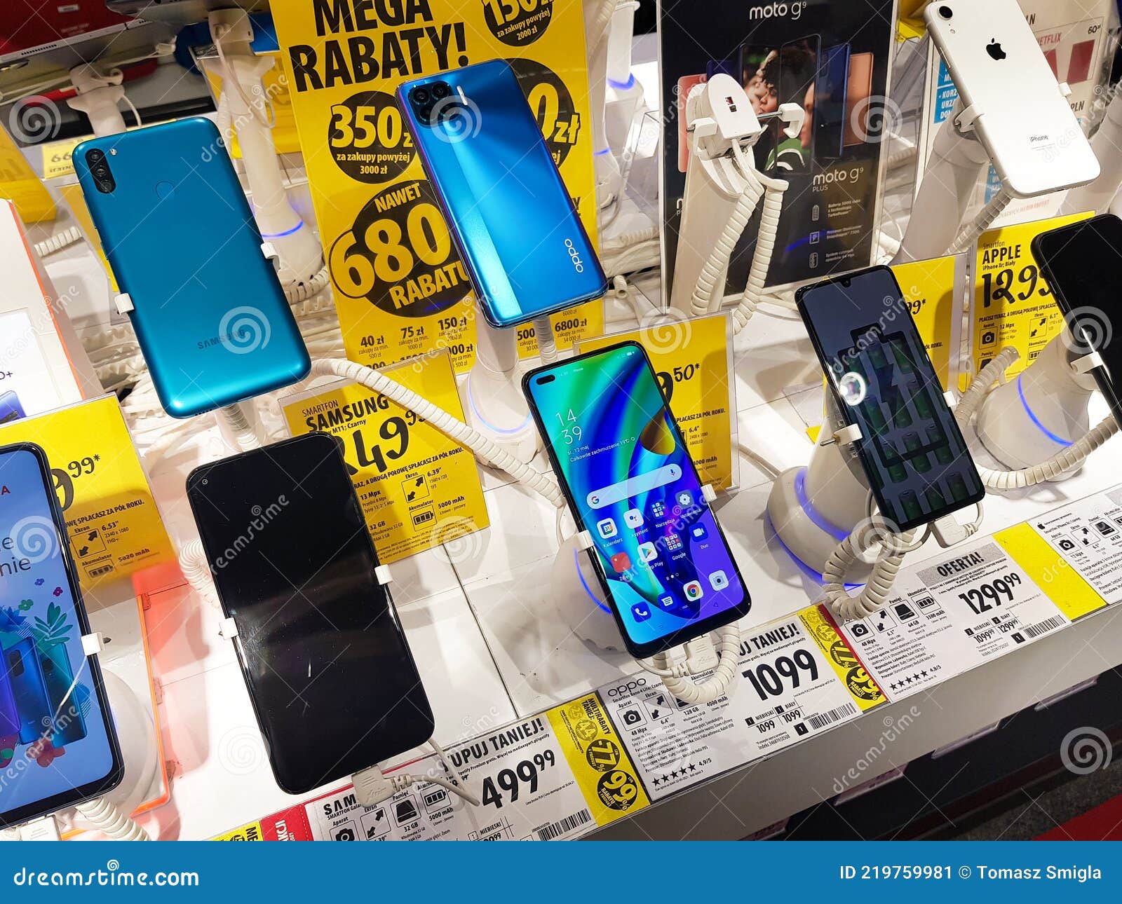 медиа эксперт магазин Samsung Xiaomi Iphone смартфоны несколько мобильных телефонов  продукции на дисплее потребительская электрони Редакционное Фото -  изображение насчитывающей изготовления, концепция: 219759981