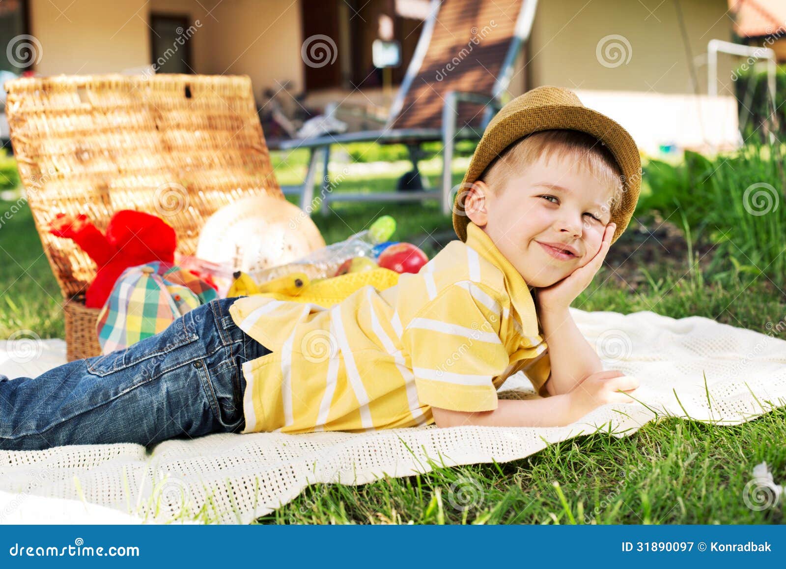 Little bit tired. Little bit tired. Just a little tired meme. отдыхающая женщина. мальчик отдыхает.