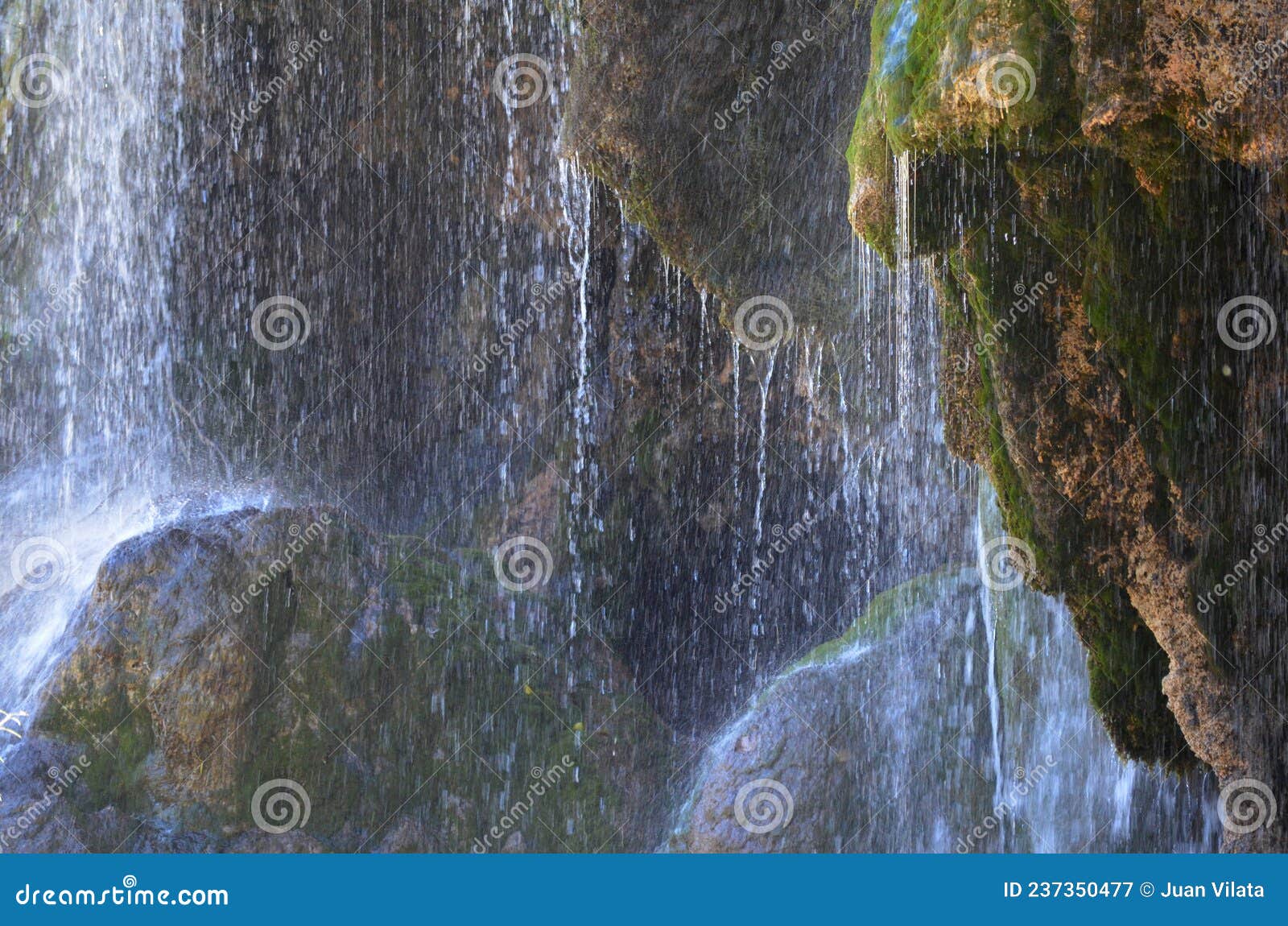 месторождения карбоната и водопады в центральной части реки куэрво СтоковоеИзображение - изображение насчитывающей кальцит, кальций: 237350477