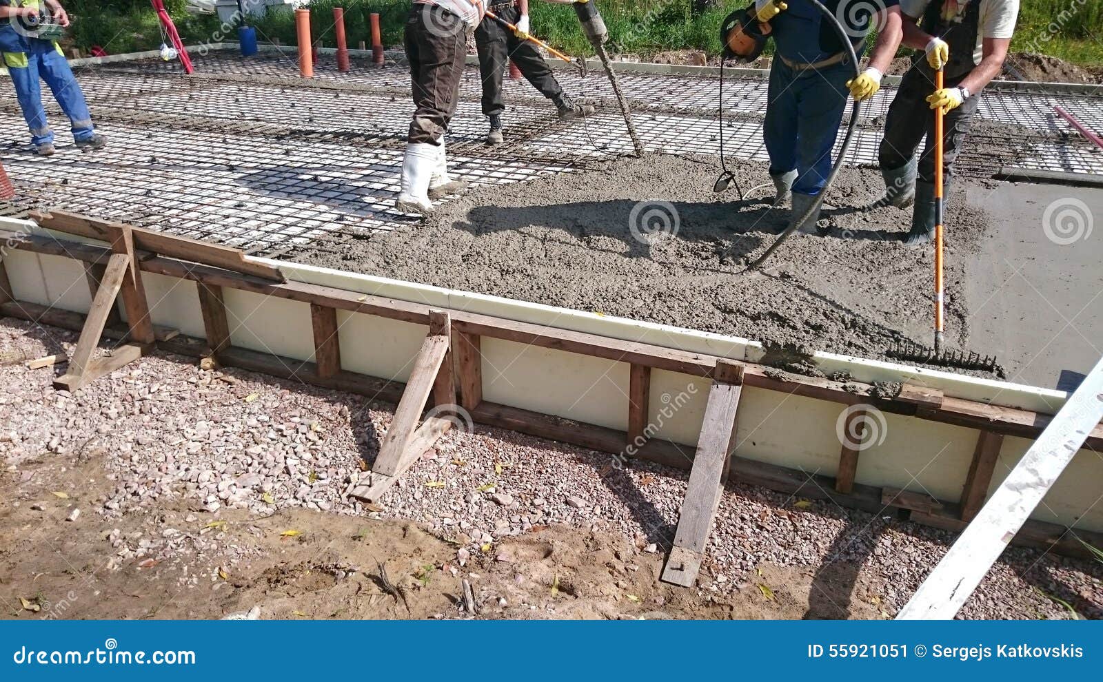 Когда снимать опалубку после заливки бетона. Фундамент готовые бригада рабочих. Фото готового фундамента с бетоном. Фото готового фундамента с бетоном для проекта.