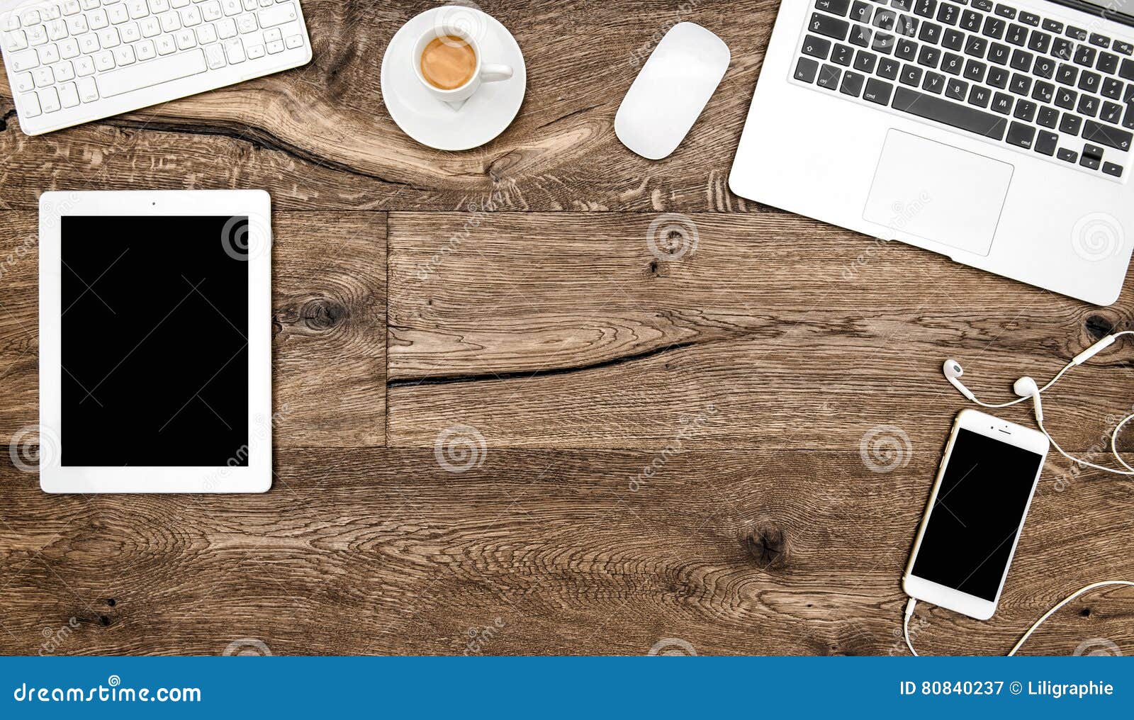 Место службы телефона ПК таблетки кофе компьтер-книжки стола офиса цифровое  Стоковое Изображение - изображение насчитывающей социально, кофе: 80840237