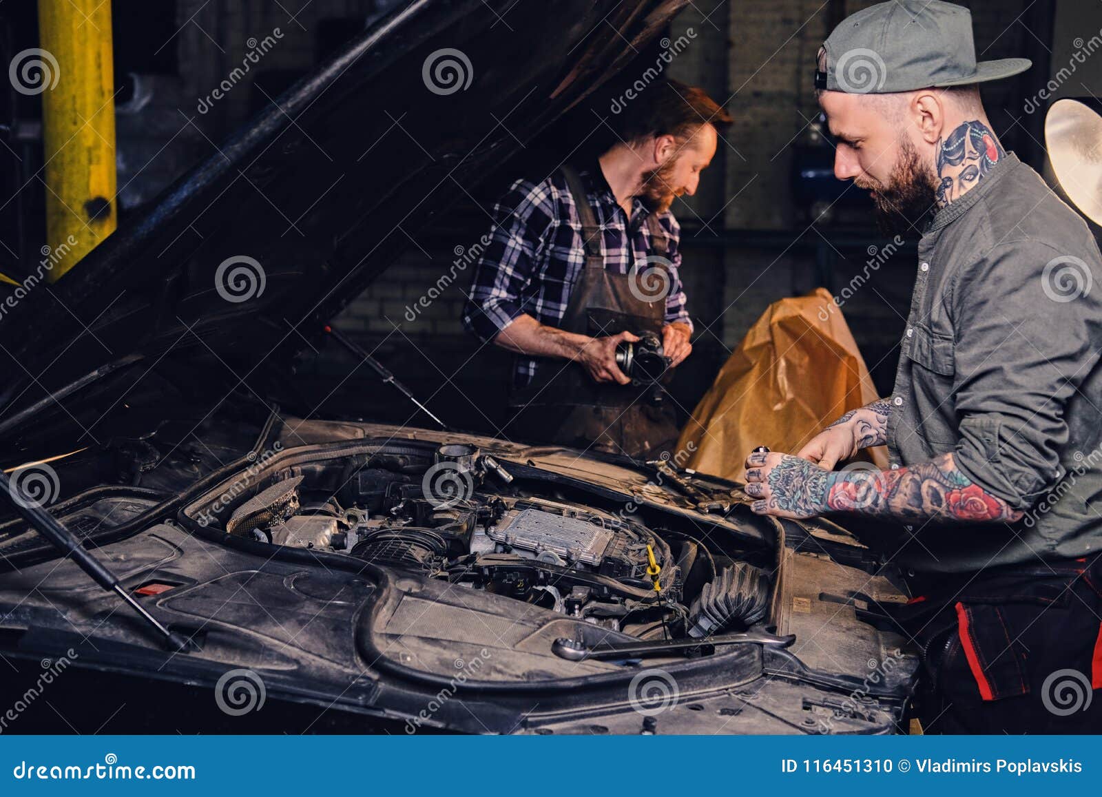 Mechanic fixes. Пакистанские чинят двигатель.