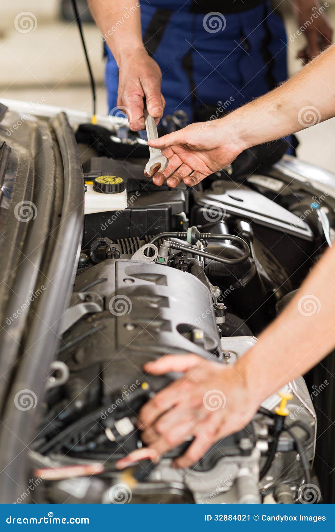 Фотосессия с починкой машины. Долго ремонтируют машину. Ремонтирует автомобиль. Ремонтирует авто гараж. Долго ремонтируют машину.