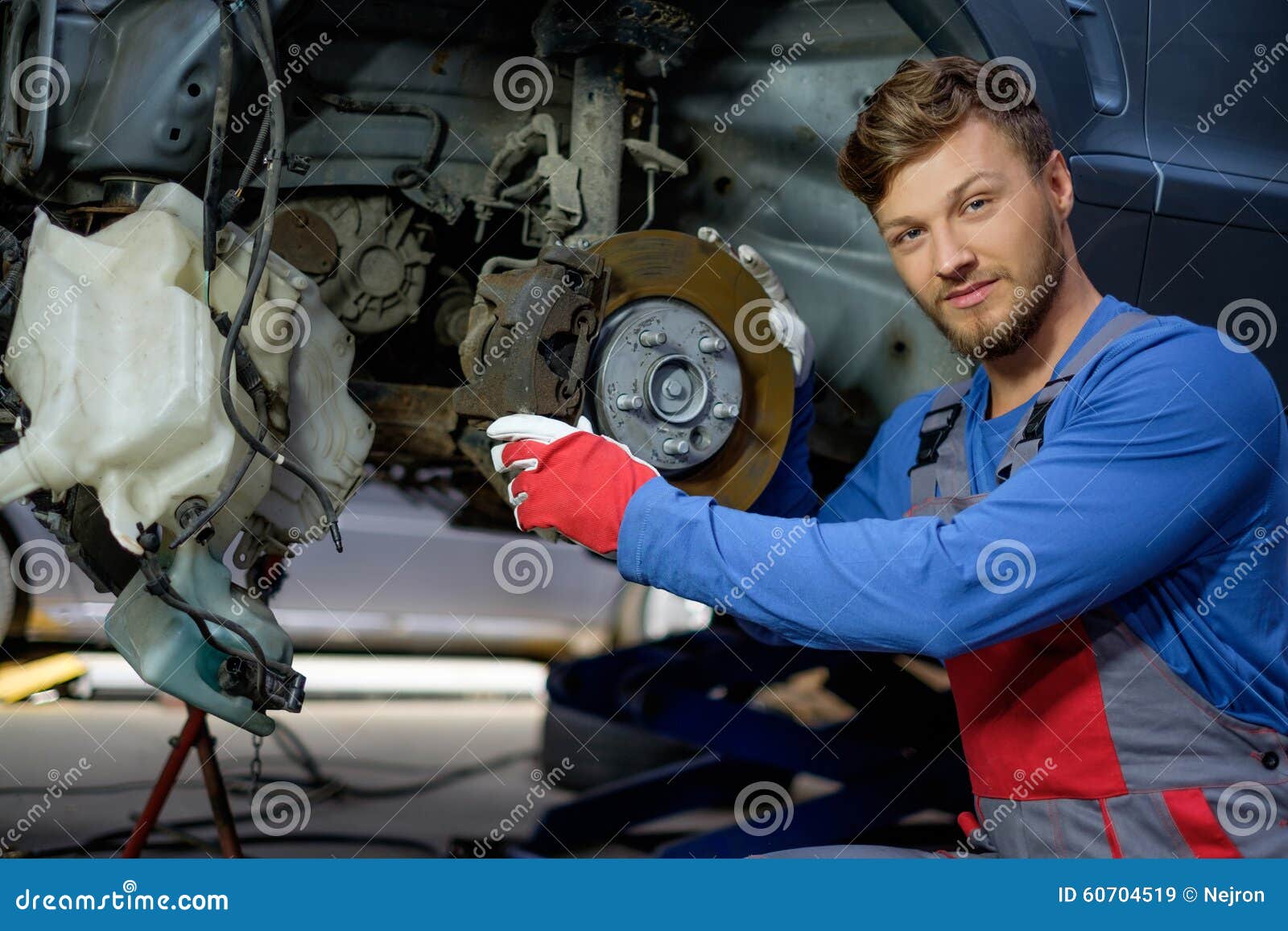 Sam had the mechanic his car. Механик в Америке. Задумчивый автослесарь. Приложение механик. Механики вокруг машины.