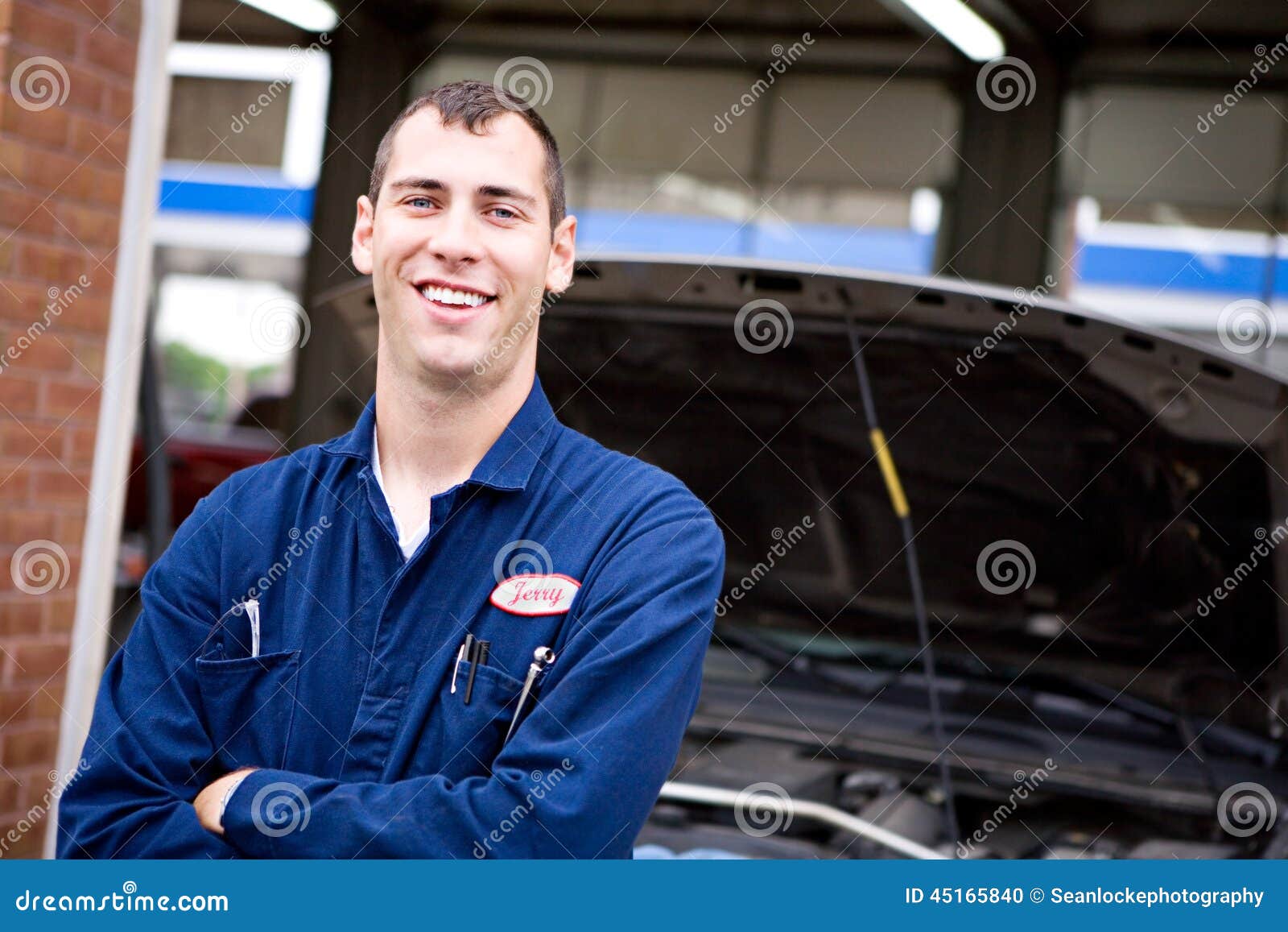 Car engineer. Механик улыбается. Механик профессия. Автослесарь портрет.