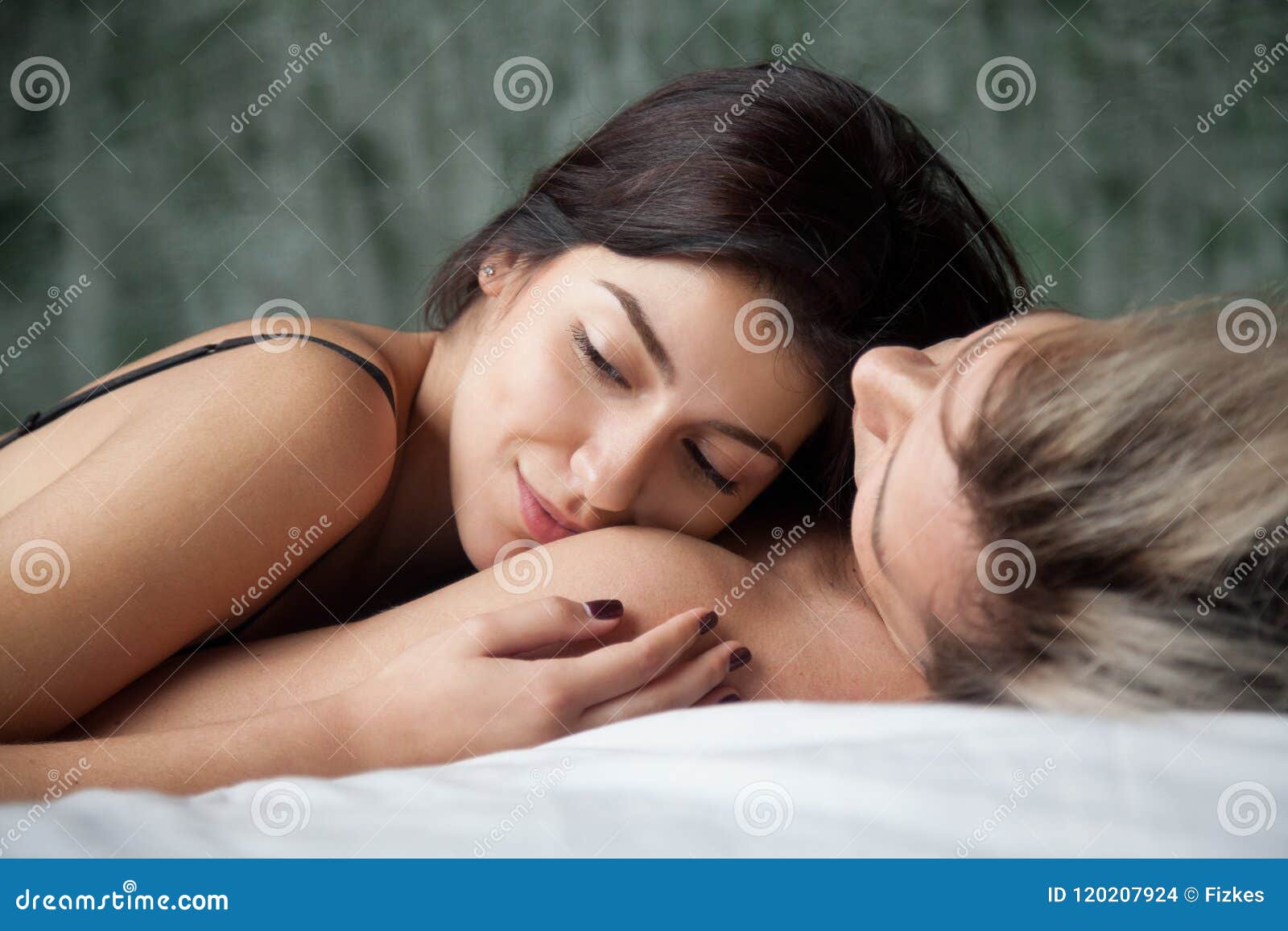 Наслаждение женщины. Чувственная девушка. Живые эмоции. Обнимает девушку. Проявление нежности.