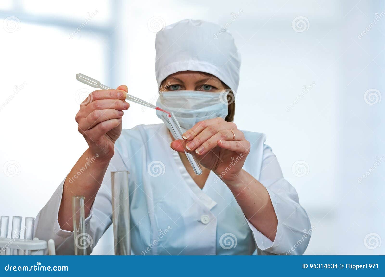 Тесты медицинских сестер процедурных кабинетов. Медицинская сестра процедурного кабинета. Медсестра в процедурном кабинете. Процедурный кабинет медсестра в маске. Медсестры процедурного кабинета в защитных очках.