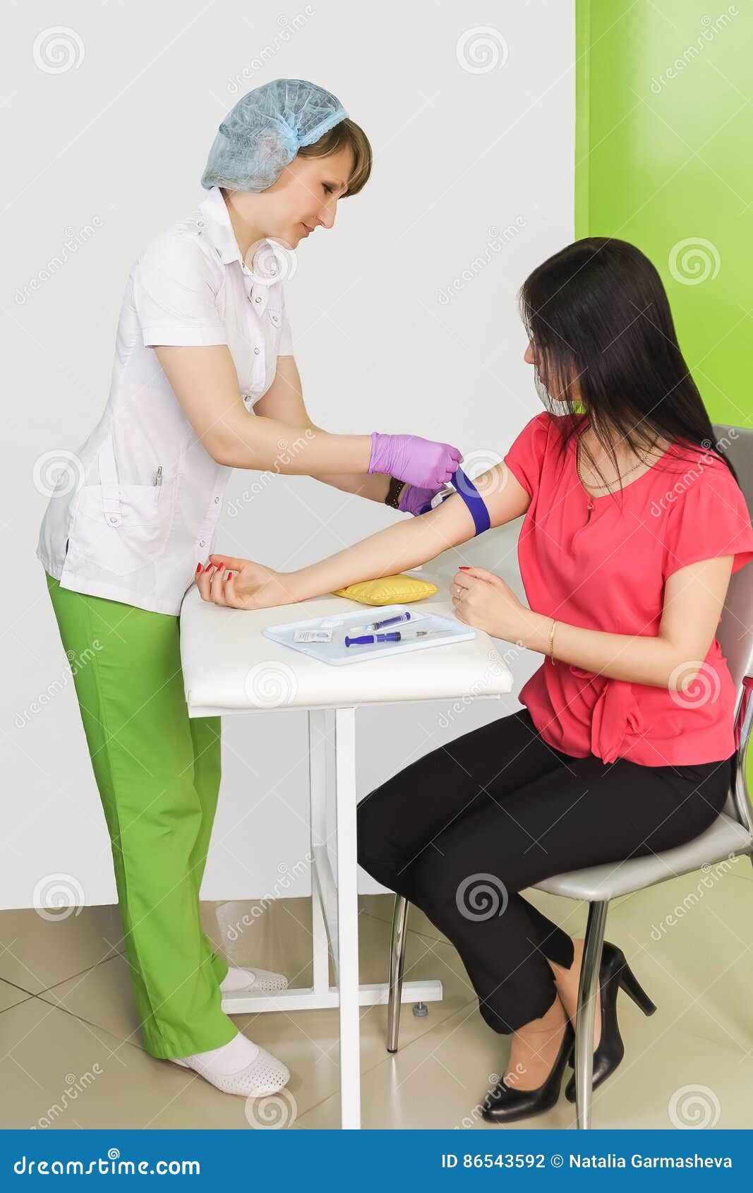 Врач который берет кровь. Медсестра берет кровь из вены. Медсестра берет. Медсестра берет анализ крови. Девушка медсестра берет кровь из вены.