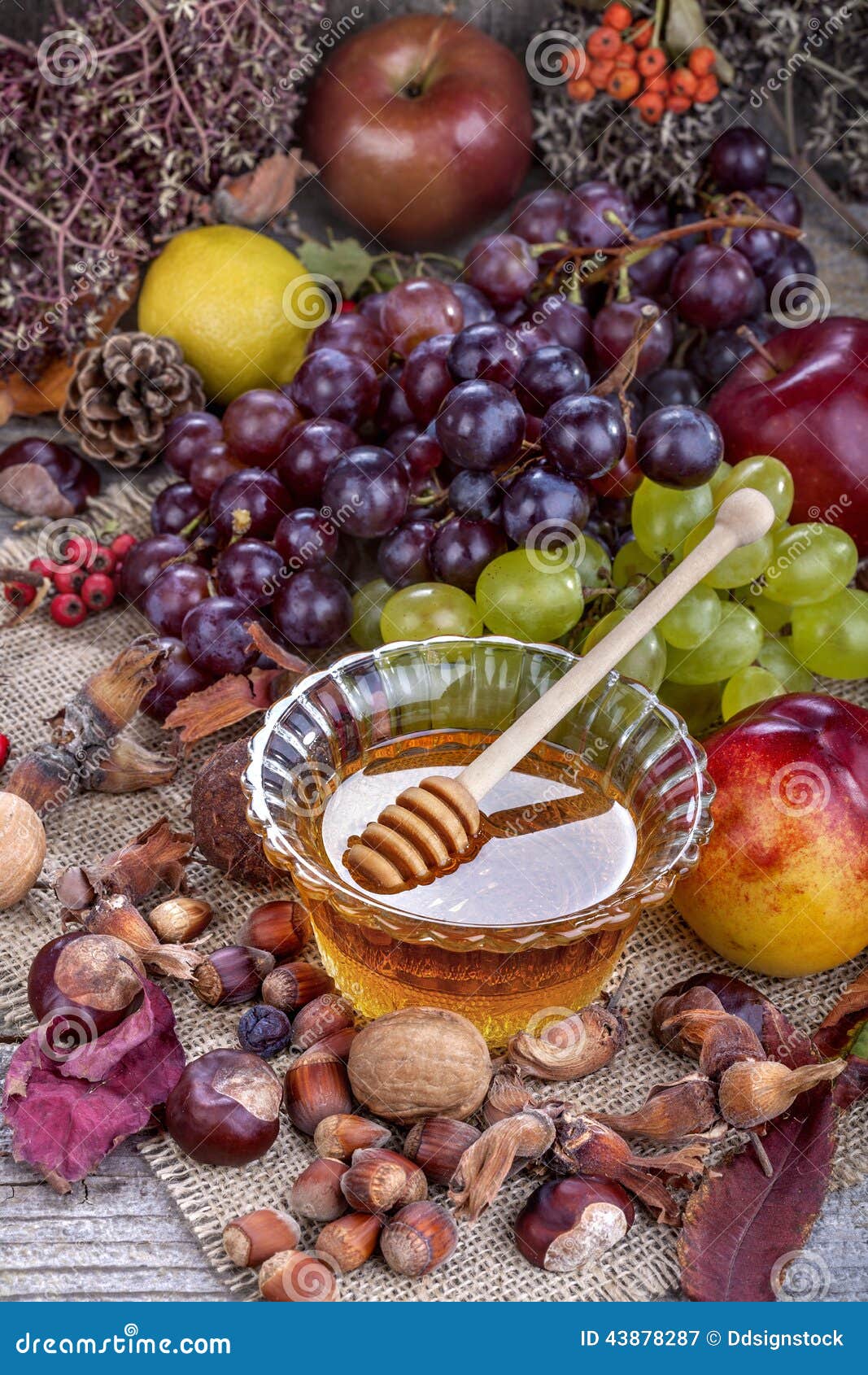 Фрукты орехи мед. Овощи фрукты орехи мед. Мед и фрукты. Орехи и фрукты в меду фото. Угощения пирожное, фрукты мед орехи.