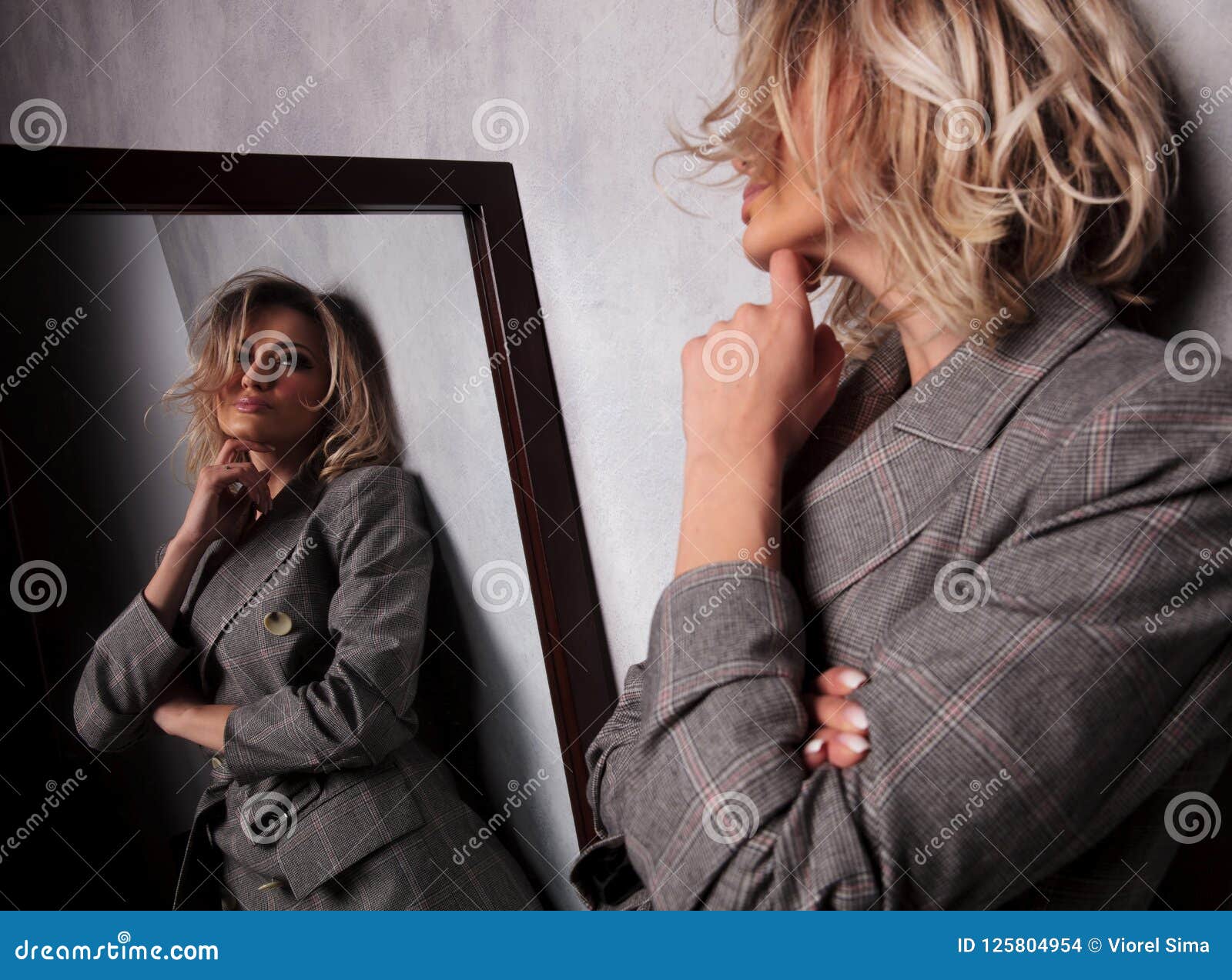 Грязные разговоры телки. Отражение женщины в зеркале. Блондинка в сером. Блондинка в зеркальце. Женщина у зеркала сбоку.
