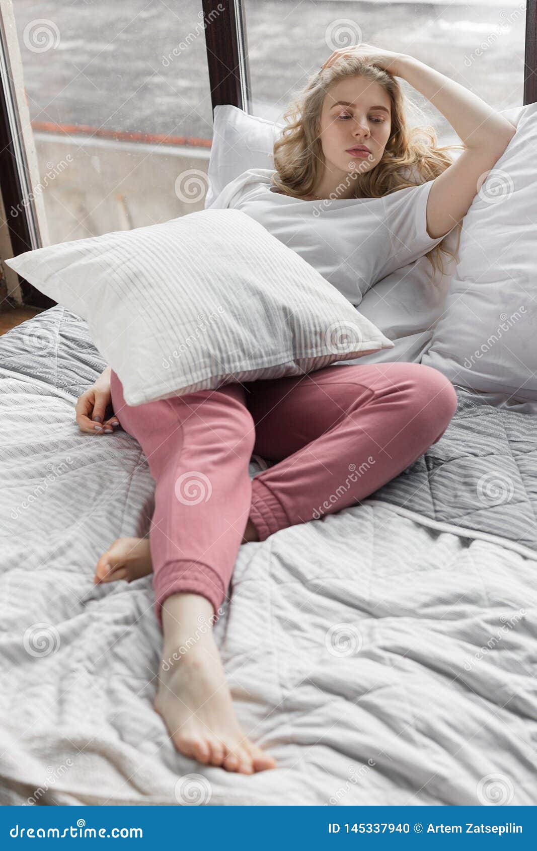 Девушка В Пижаме В Кровати Фото
