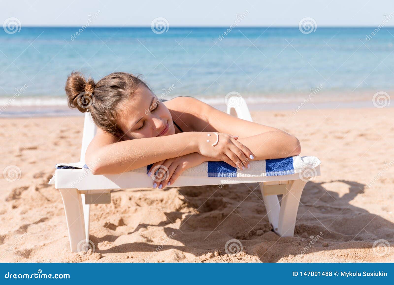 Sunbathing перевод. Загорать на шезлонге. Девушка на шезлонге. Фотосессия на пляже на лежаках. Матрас для загара на пляже.