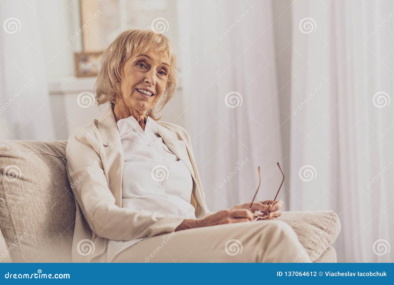 Зрелая дама и её снимки с отдыха