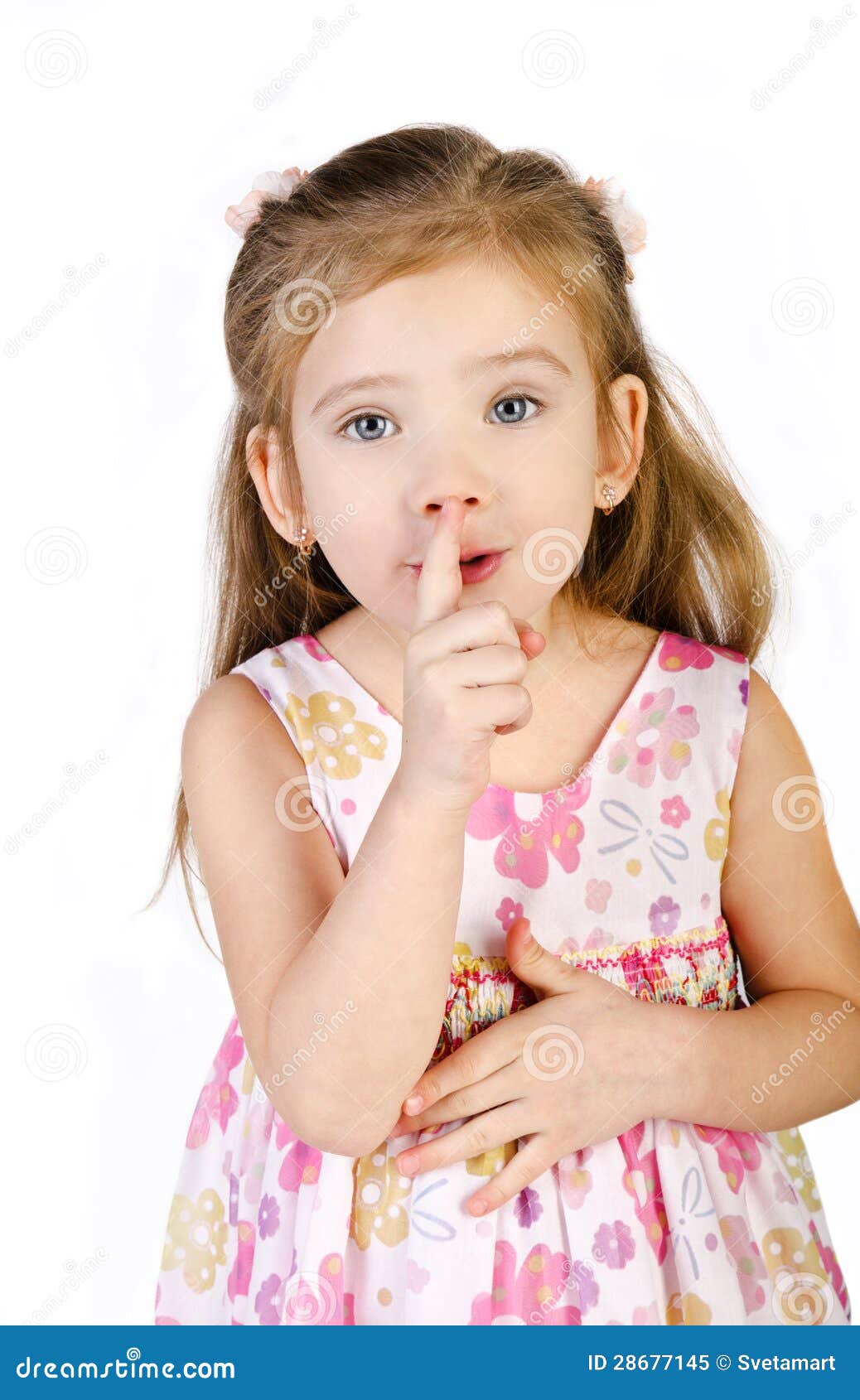 Девочка скрестила пальцы. Картинки азиатских девочек маленьких. Пальчиком девочки маленькой. Ребенок девочка. Маленькая девочка показывает ладошки.