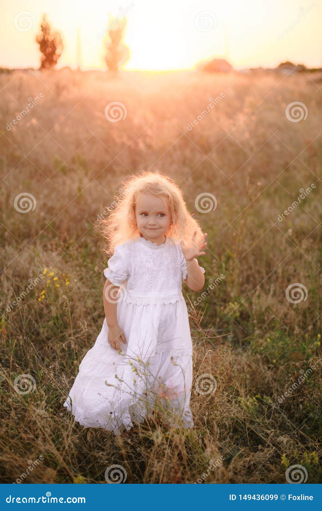 маленькие девчонки. девочка блондинка. маленькая девочка с светлыми волосами. девочка с кудрявыми волосами. детские светлые волосы.