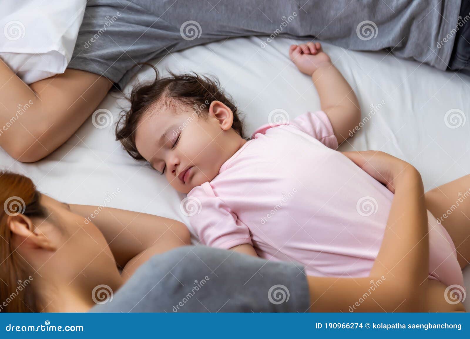 спящая мама азиатка и ее сын фото 94