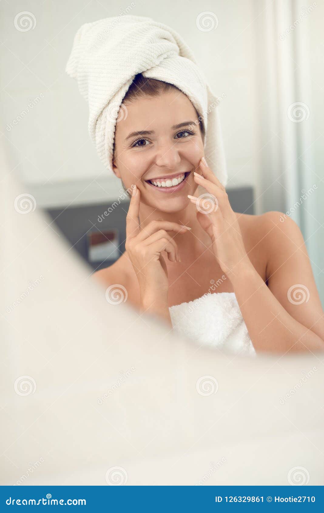 Жена после ванны. Красивая девушка в полотенце. Улыбающаяся девушка в полотенце. Девушка после душа. Молодые девушки в полотенце.