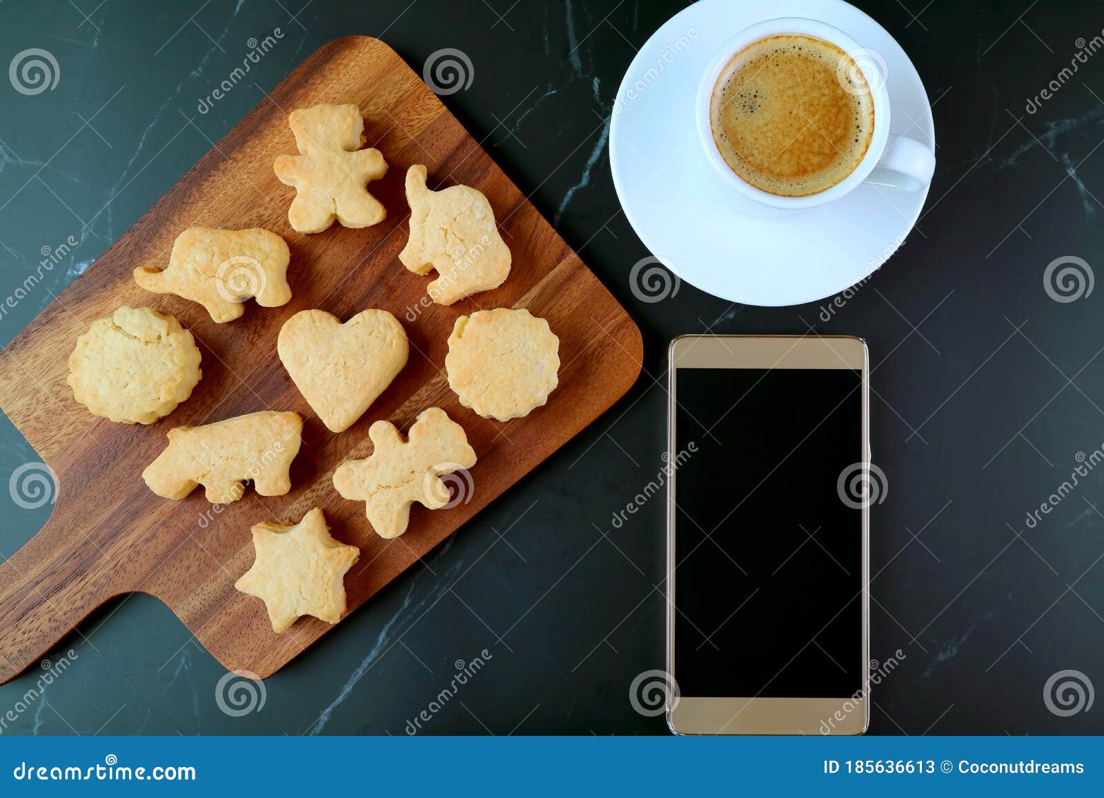 Милые животные форменное Cookie с чашечкой кофе и смартфон пустого экрана  на черной мраморной таблицы Стоковое Изображение - изображение  насчитывающей кофе, интернет: 185636613