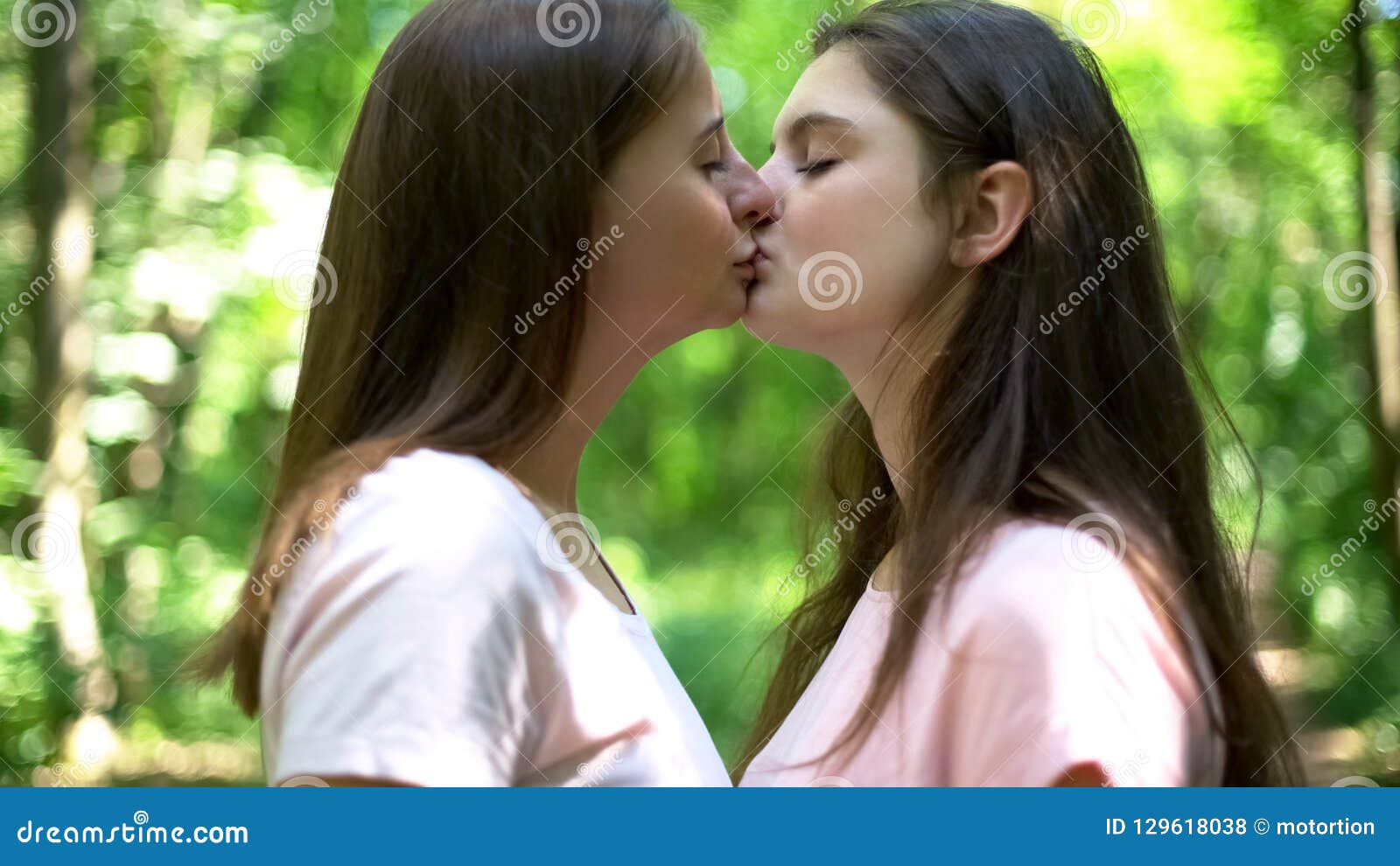 Милые лесбиянки целуя нежно, первая влюбленность, ласковая ориентация друг к другу Стоковое Фото - изображение насчитывающей счастье, любовники: 129618038