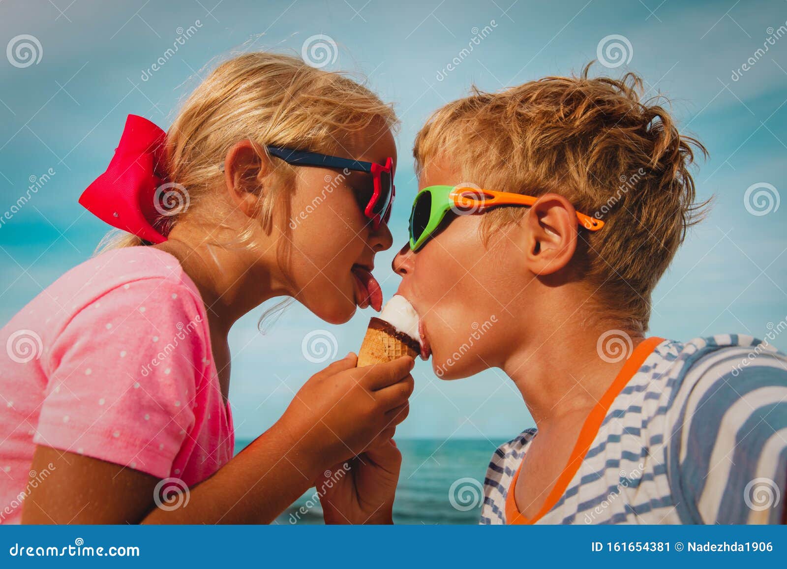 Licking boy girl. Дети едят мороженое на пляже. Мальчик на пляже ест мороженое. Дети с мороженым на море.