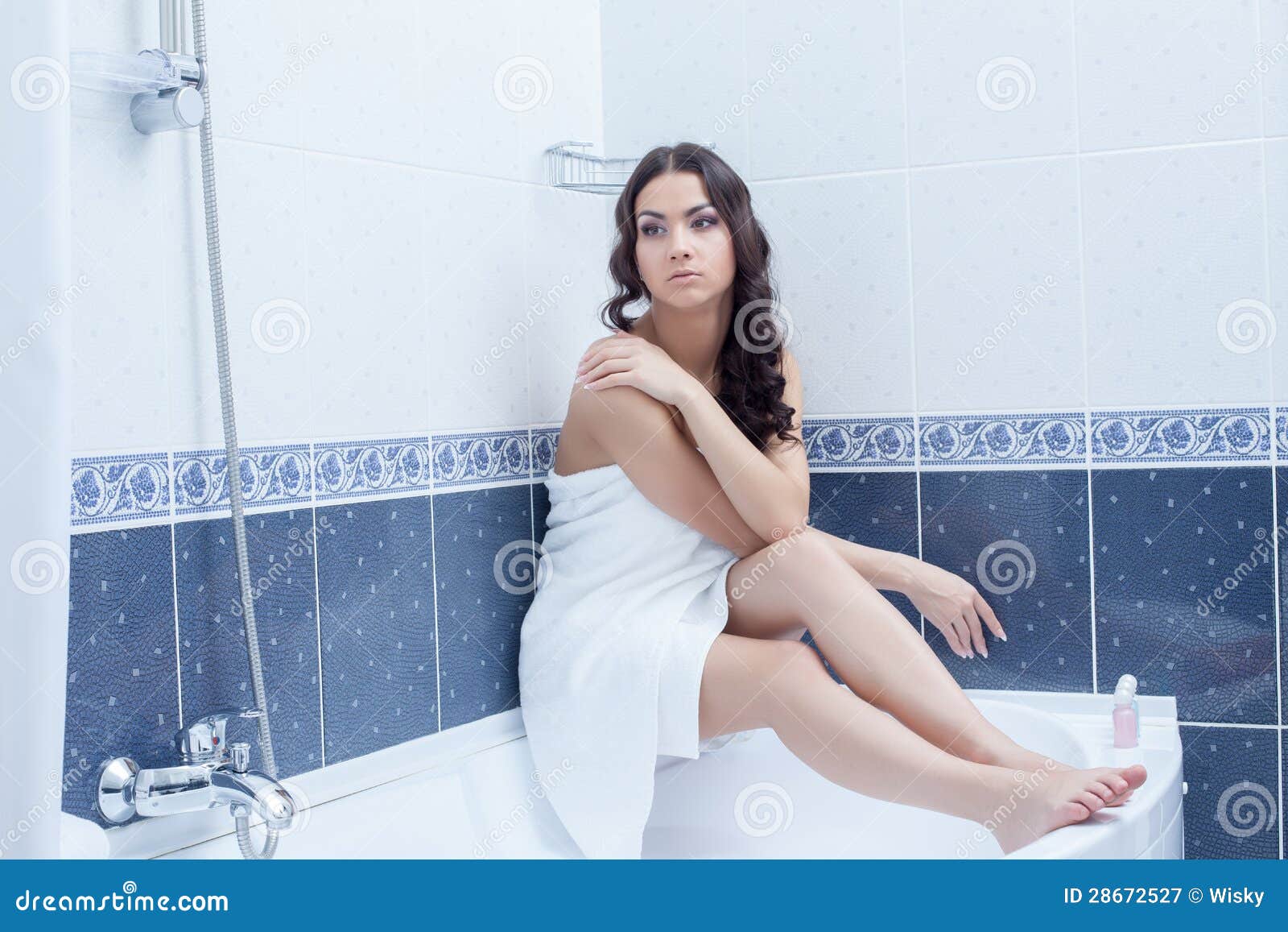 Жена после ванны. Женщина сидит в ванной. Девушка сидит в ванной. Девушка в полотенце сидит на ванной. Девушка сидит на ванной фотосессия.