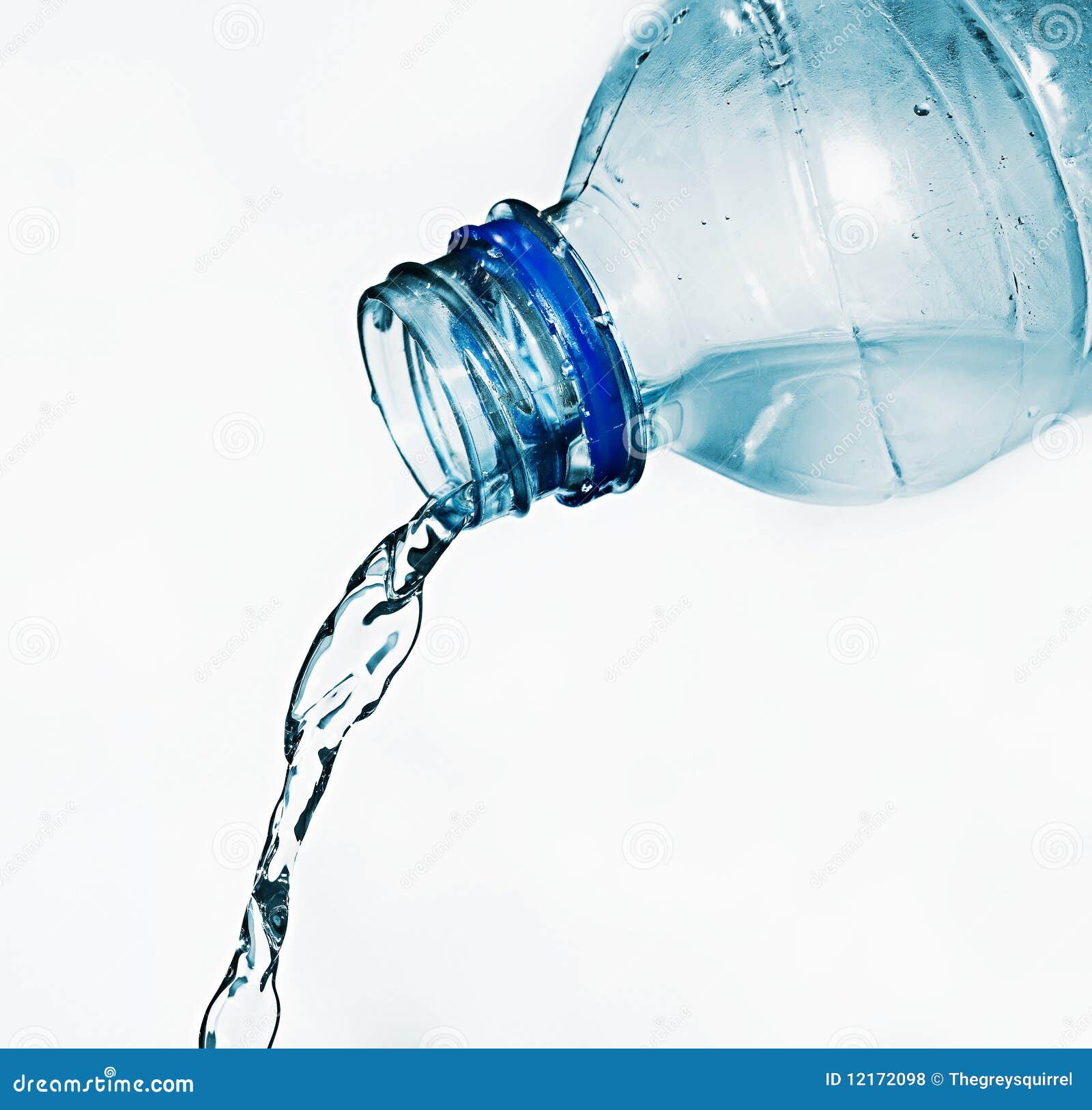 Воду лить стакан. Бутылка для воды. Вода из бутылки. Вода льется из бутылки. Разлитая бутылка воды.