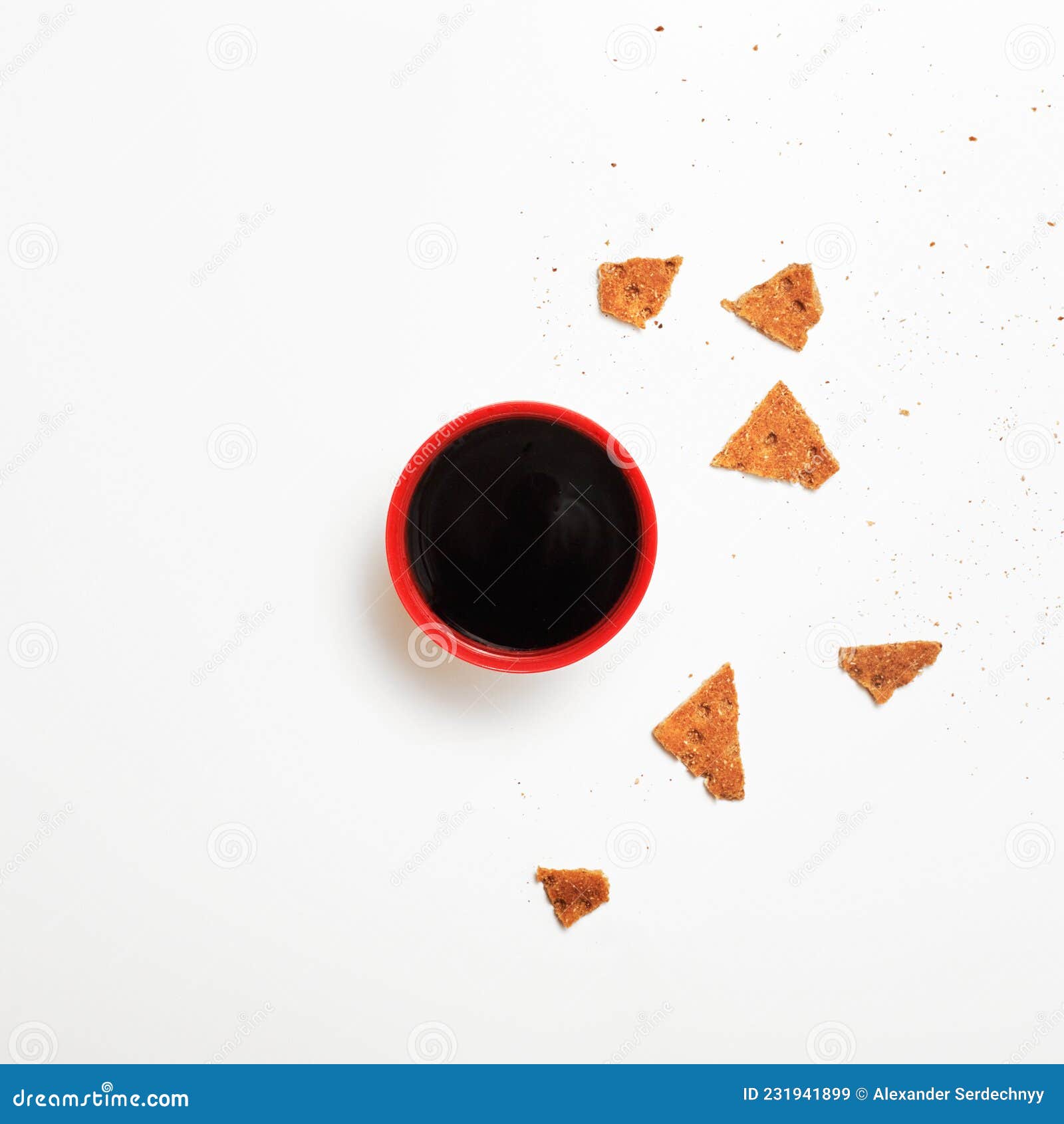 минимализм. красная чашка кофе или чая среди свежих здоровых деревенщ  Стоковое Изображение - изображение насчитывающей немедленно, печенья:  231941899