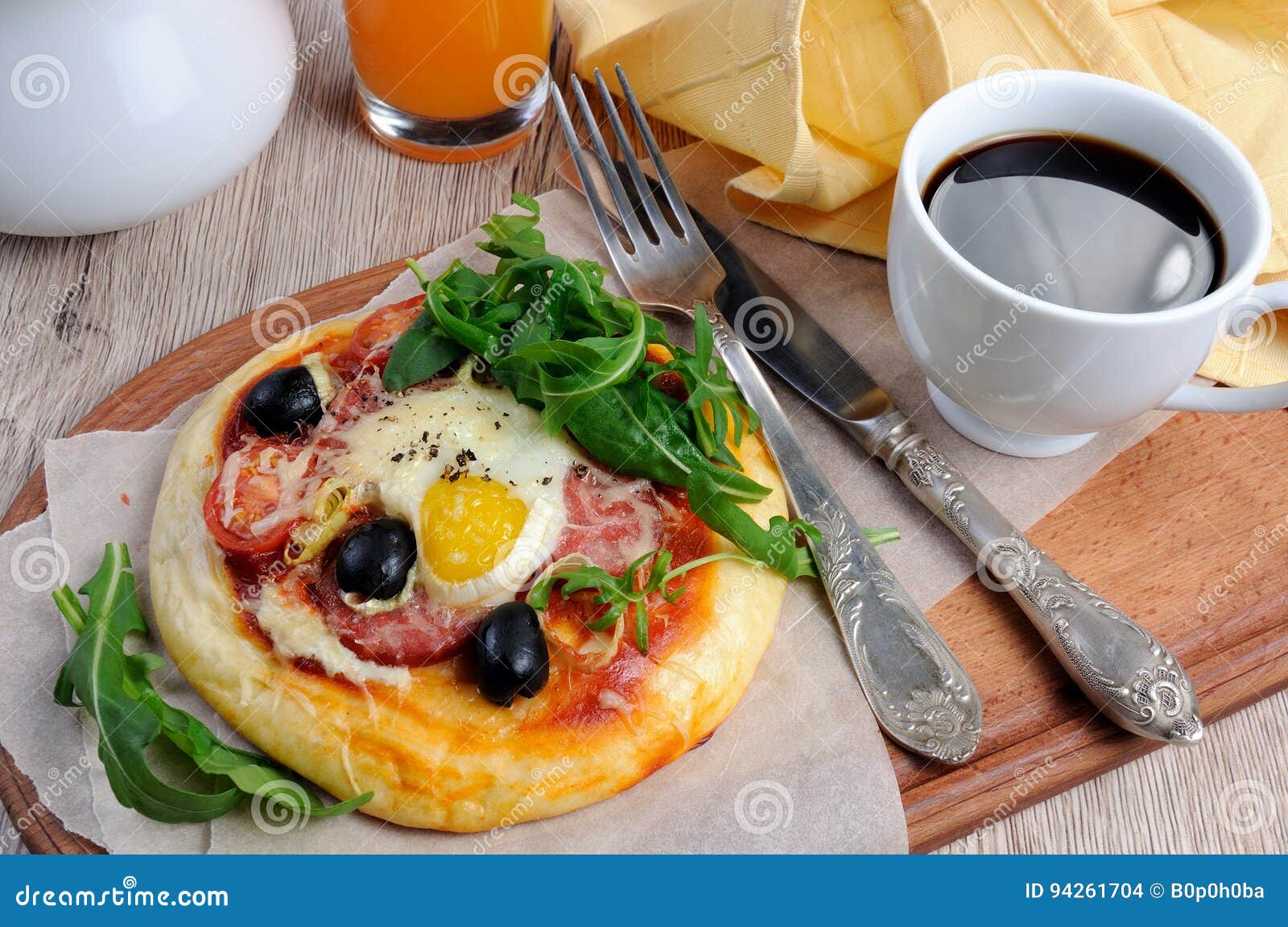Мини пицца для завтрака стоковое фото. изображение насчитывающей свободно - 94261704