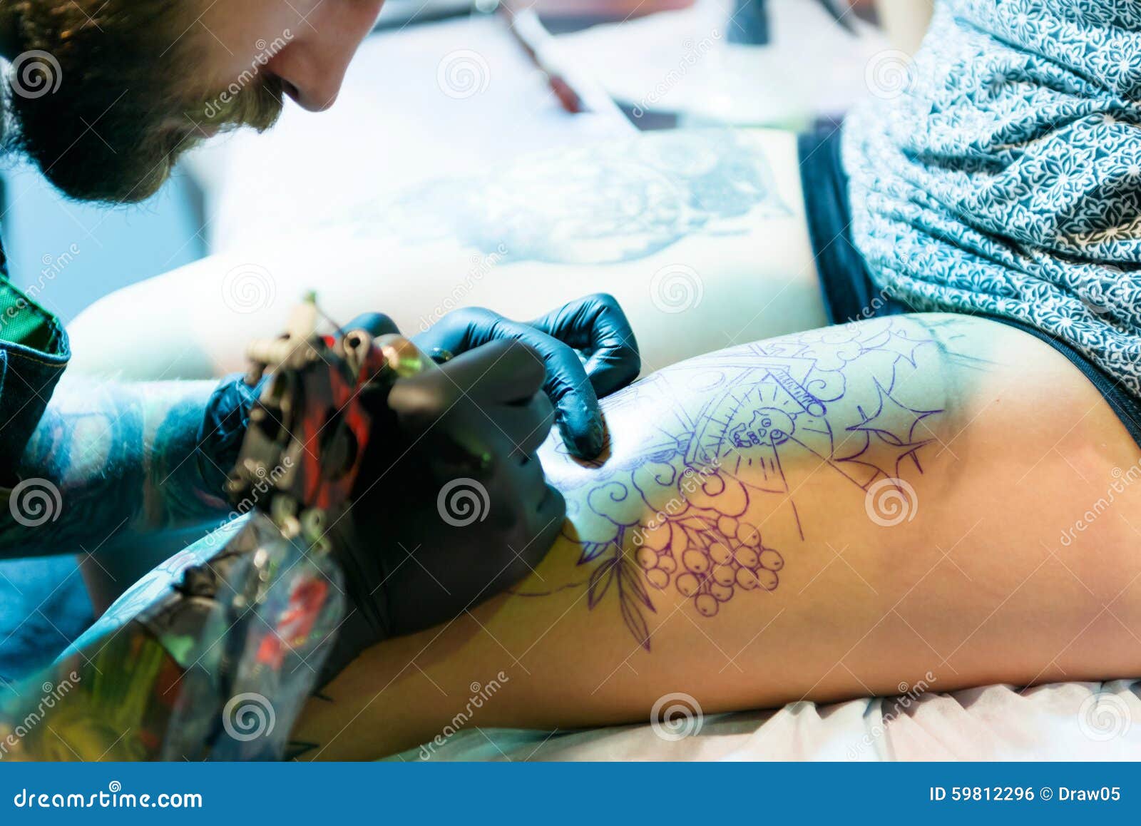 Выколотый рисунок на коже. Девушка с тату без лица. Fair play тату. Как на песке делают татуировки. Сон сделать татуировки.