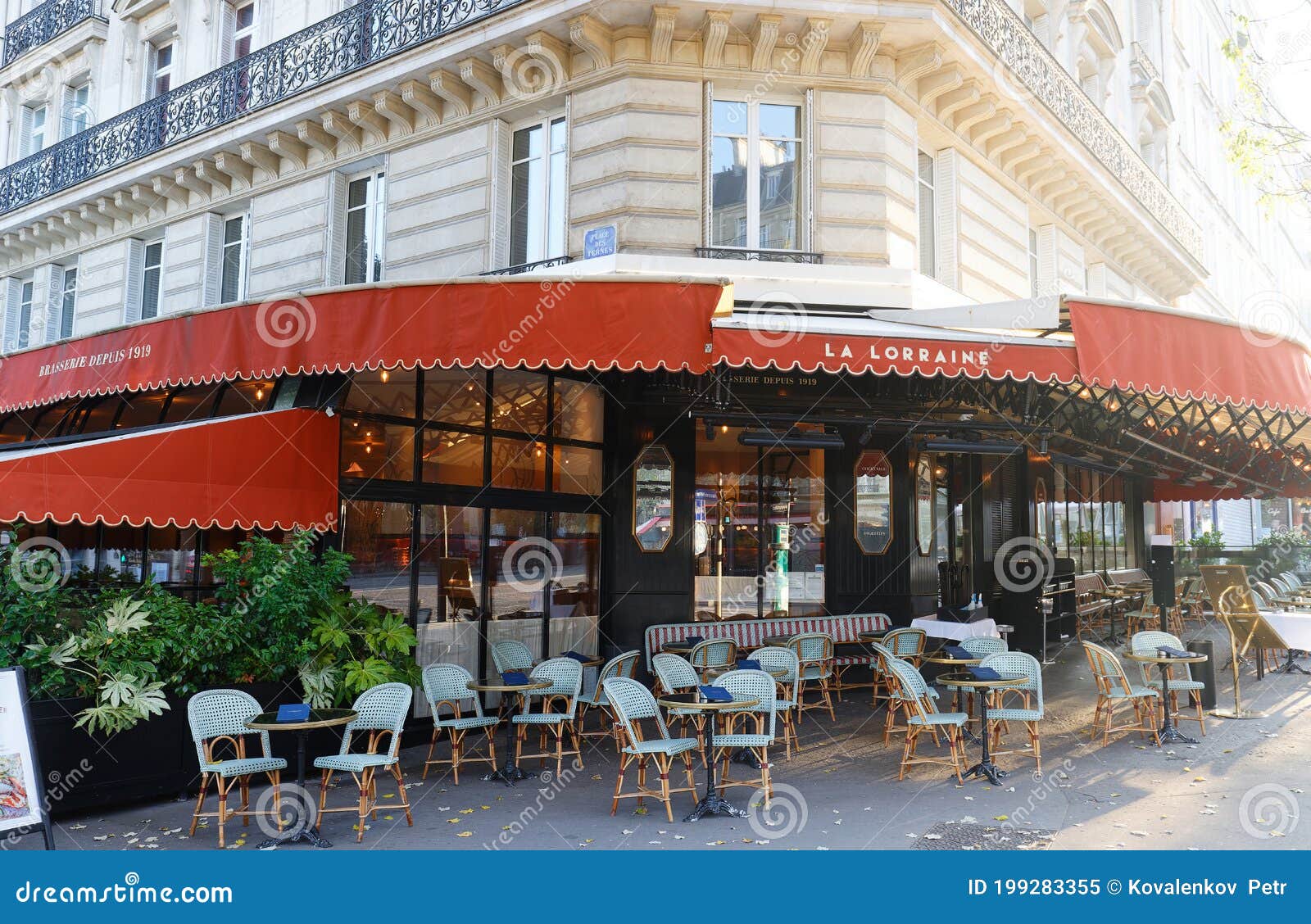Мифический Des Ternes адрес сайта, в нескольких минутах ходьбы от Etoile,  La Lorraine остановкой в престижном ресторане изысканно Редакционное  Изображение - изображение насчитывающей ретро, кофе: 199283355