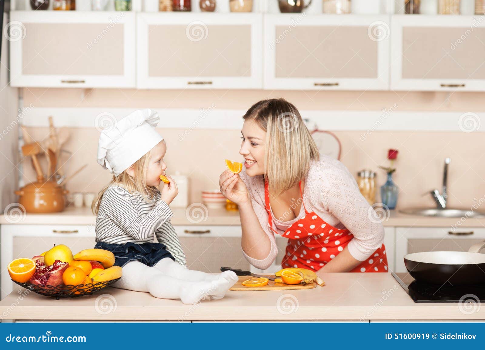 Мама ест ногами. Девочка при горячем дома. Мама будет рада Завтраки. Мама с дочкой чистят апельсин.