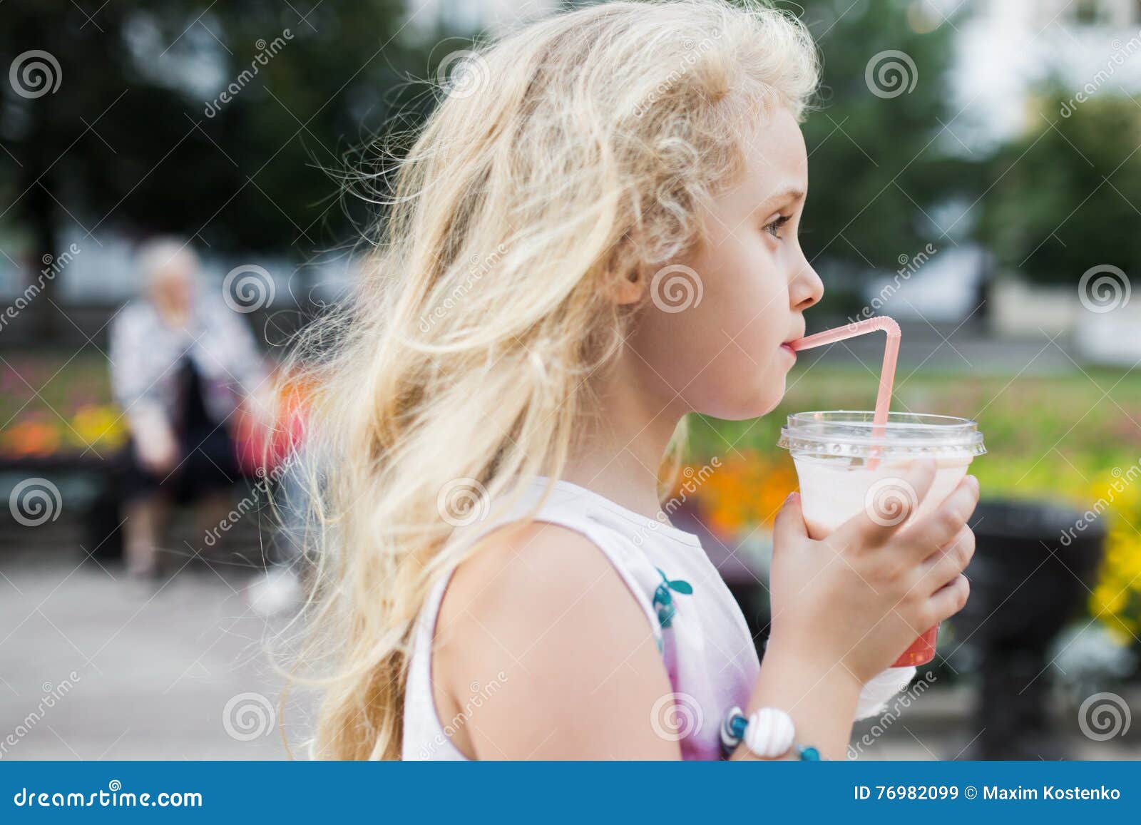 маленькая девочка пьет сперму фото 90