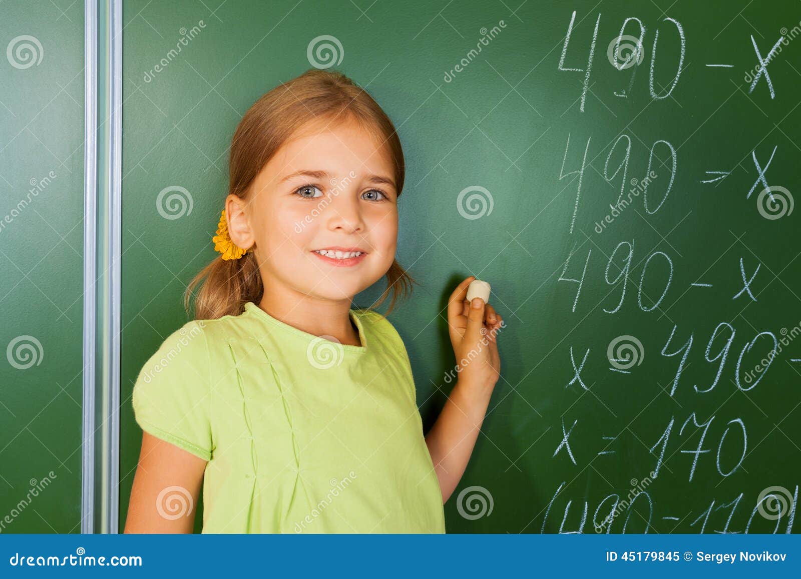Девочка которая решала задачу. Школьник у доски. Математика картинки для детей. Девочка решает примеры у доски. Девочка которая решала задачу.