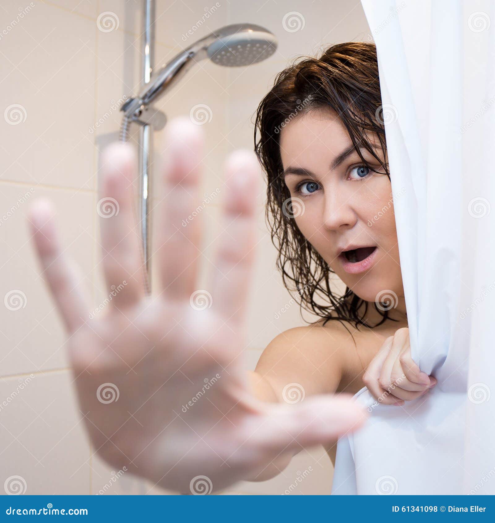 Мама дает в душе. Девушка в ванной за шторкой. Женщина в душе прикрывается. Взрослые женщины в душе. Девушка в душе за шторкой.